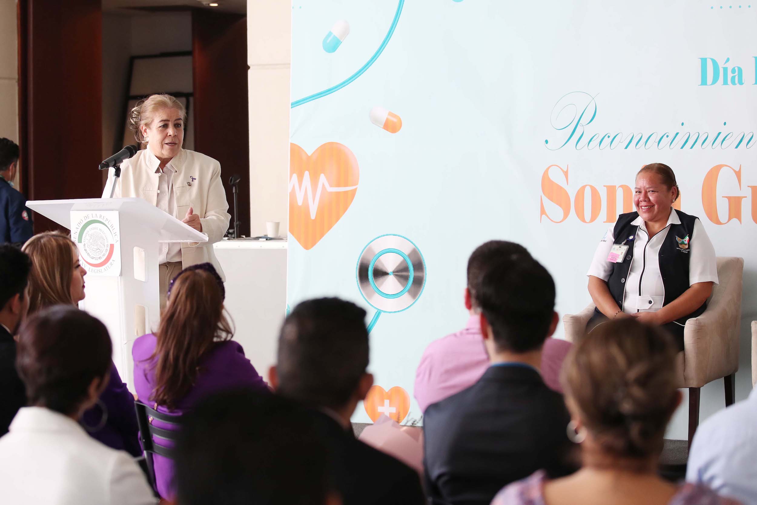 Entrega de reconocimiento a Sonia Guillein Hernaindez