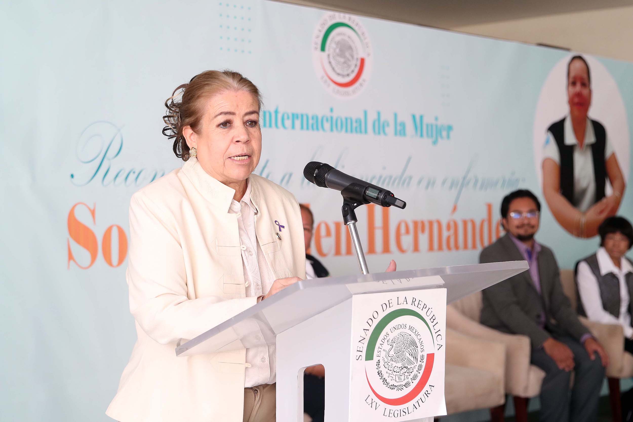 Entrega de reconocimiento a Sonia Guillein Hernaindez
