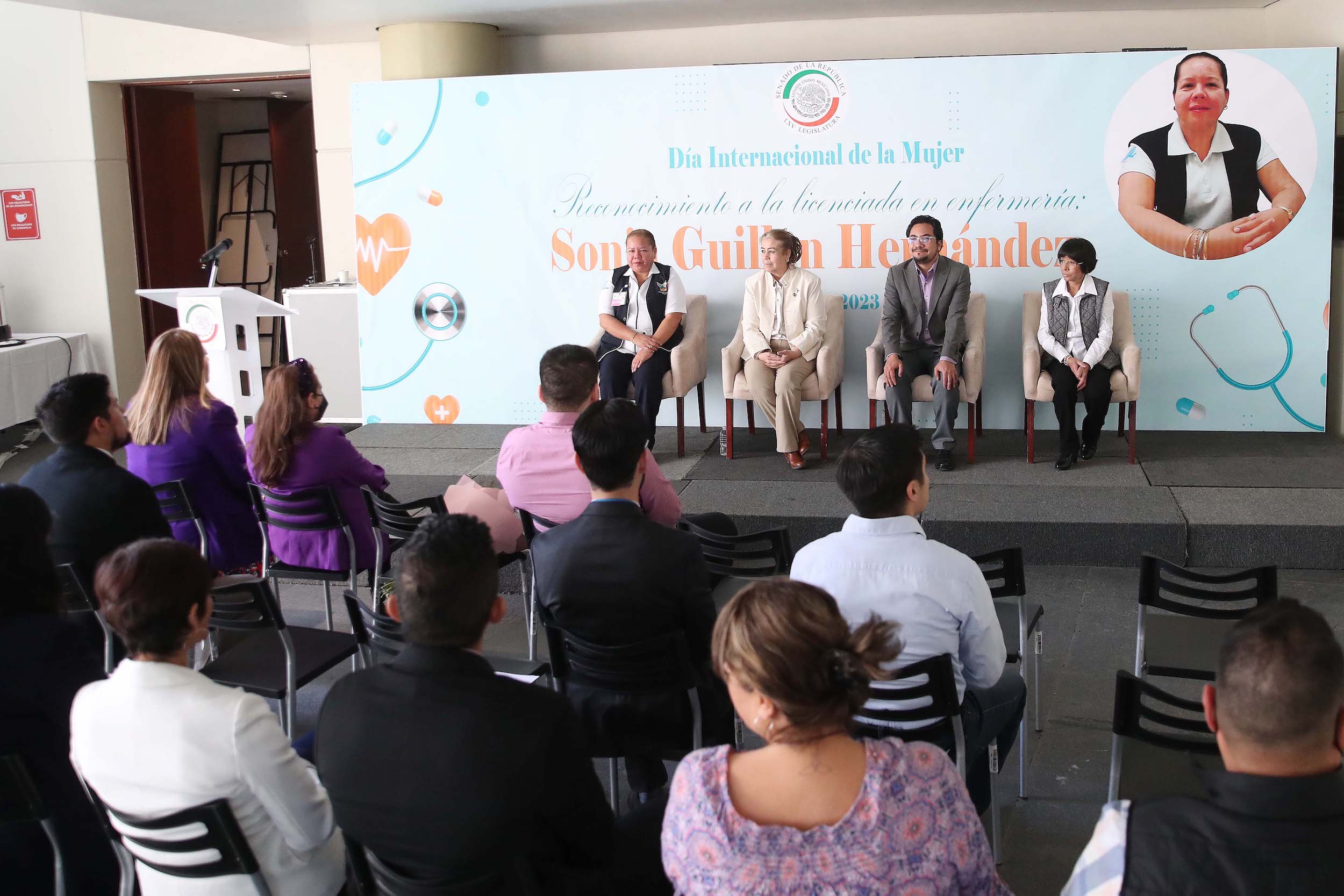 Entrega de reconocimiento a Sonia Guillein Hernaindez