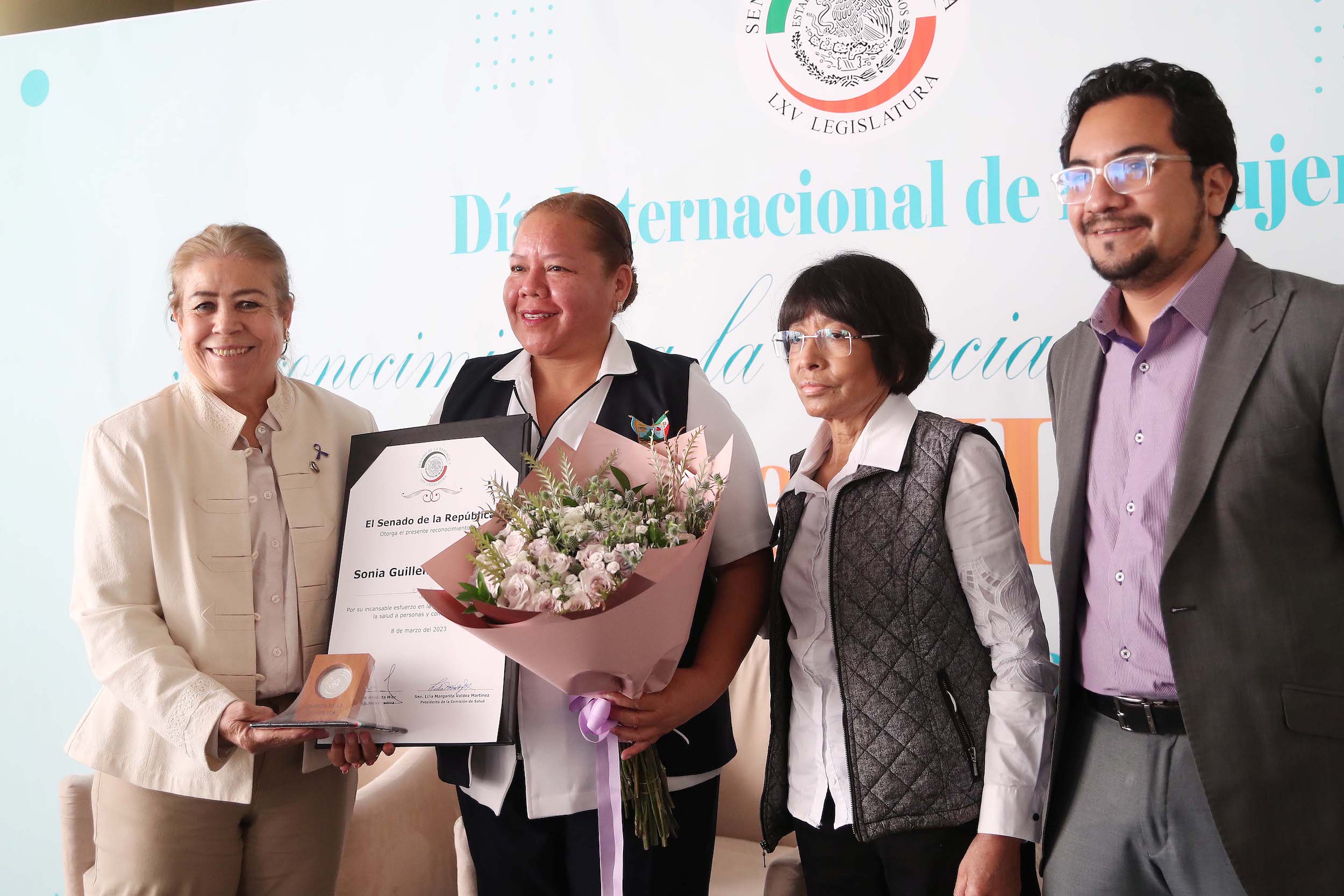 Entrega de reconocimiento a Sonia Guillein Hernaindez