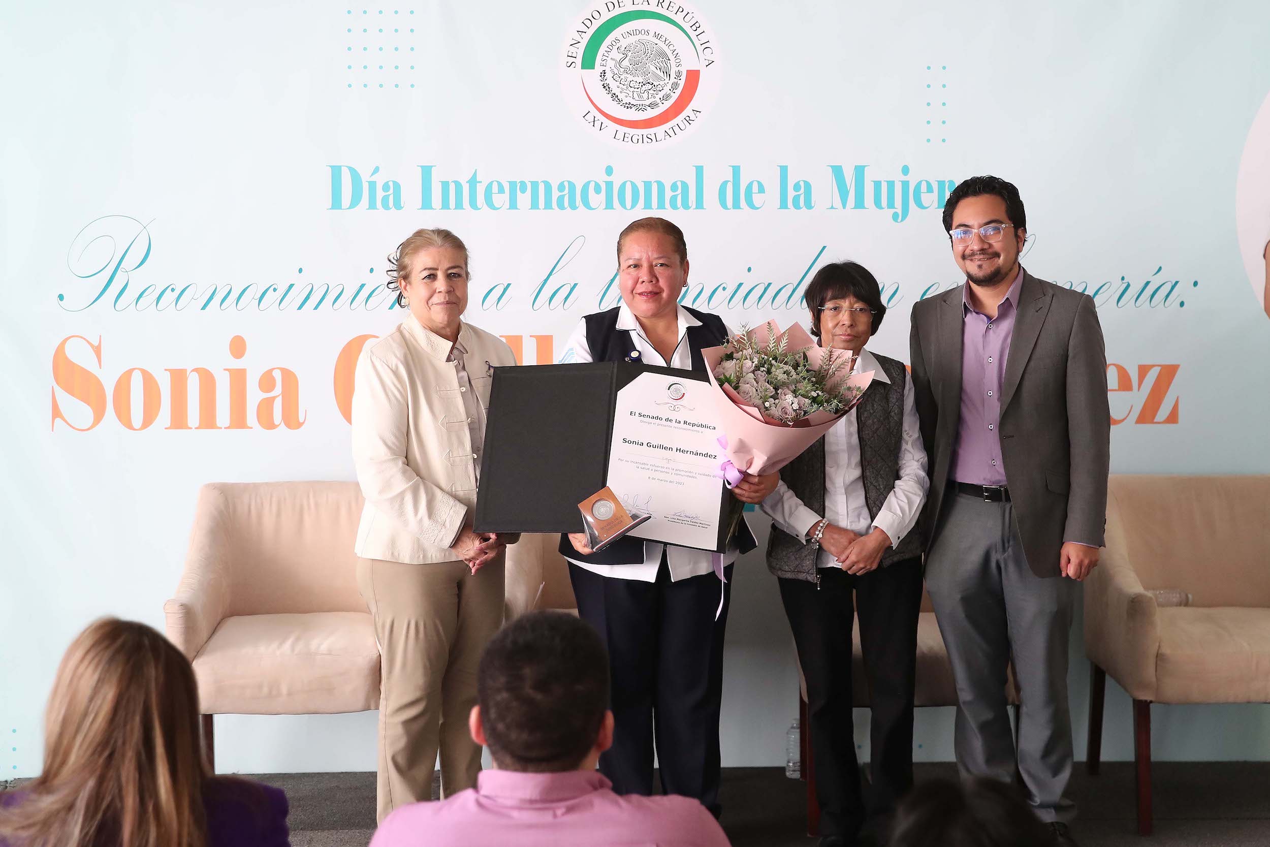 Entrega de reconocimiento a Sonia Guillein Hernaindez