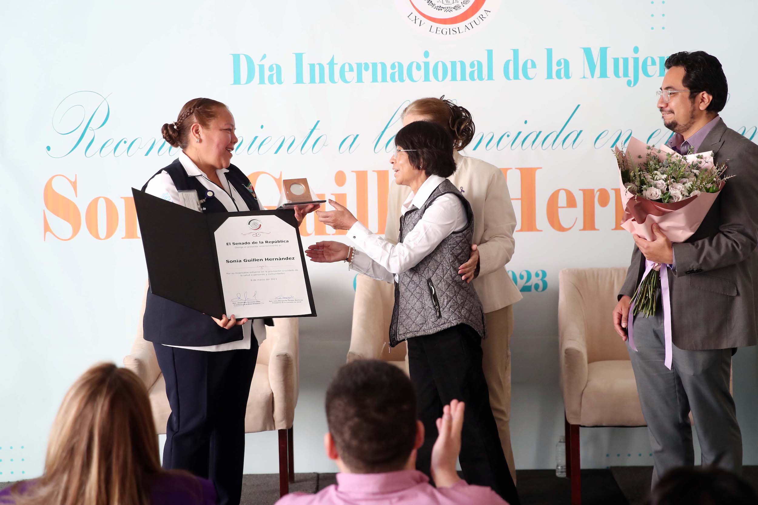 Entrega de reconocimiento a Sonia Guillein Hernaindez