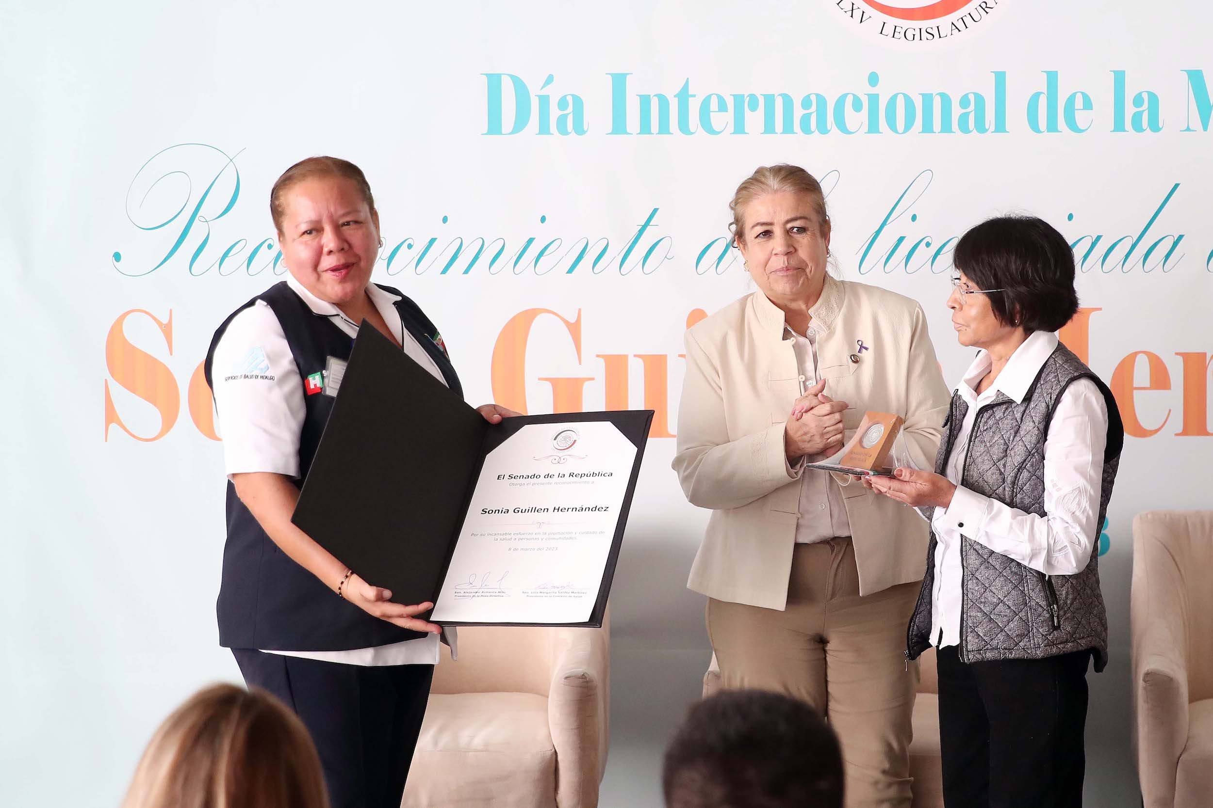 Entrega de reconocimiento a Sonia Guillein Hernaindez