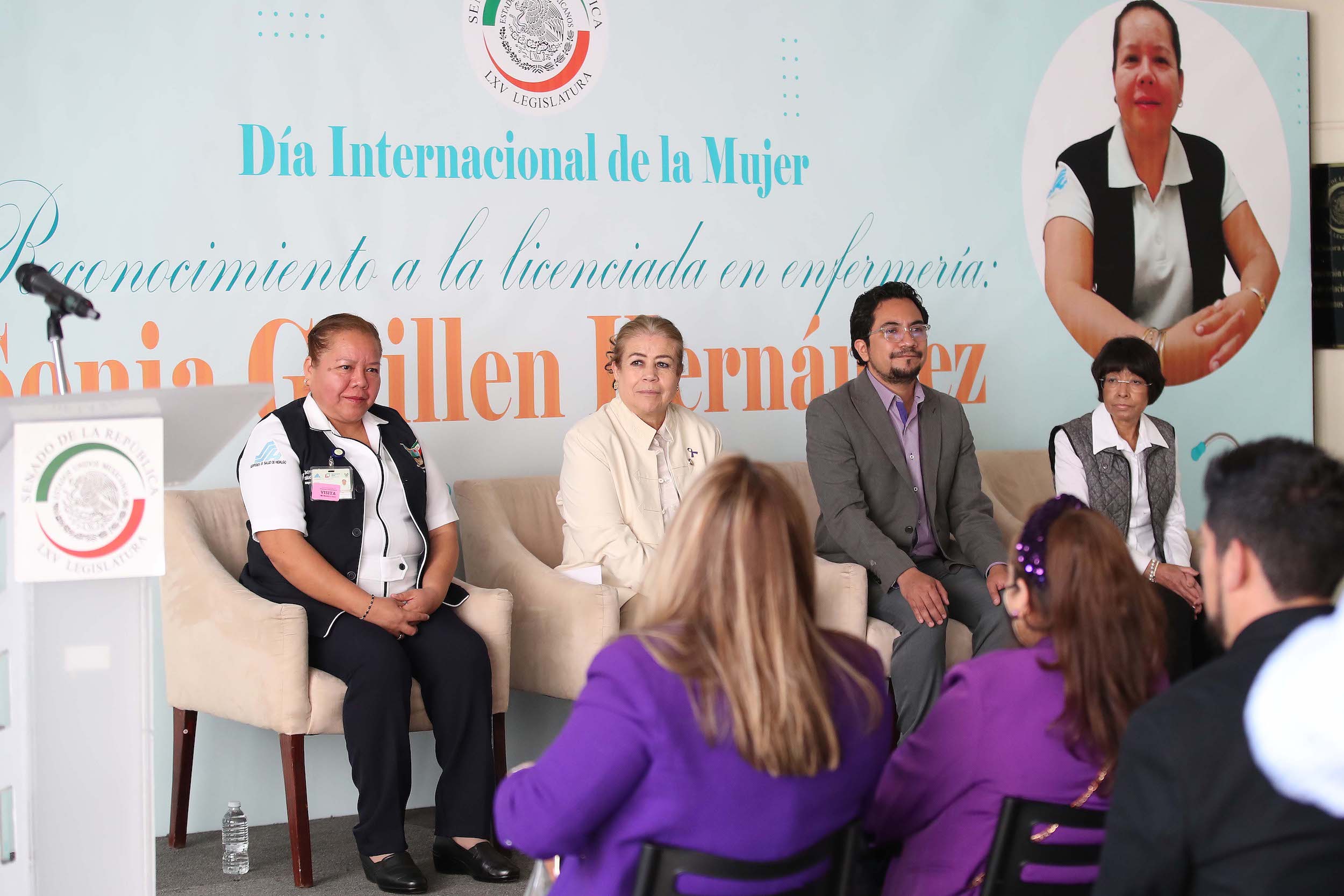 Entrega de reconocimiento a Sonia Guillein Hernaindez
