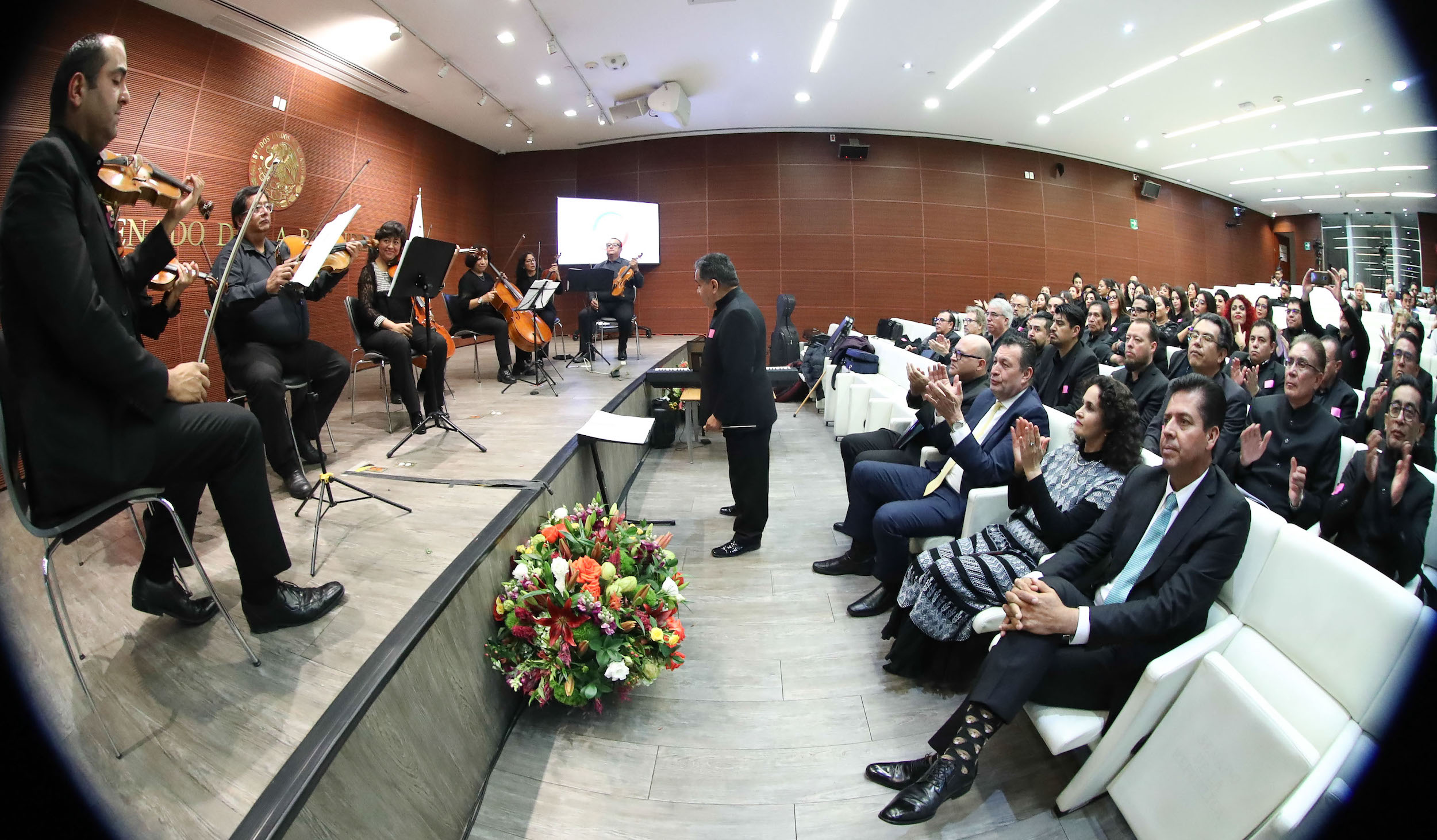 Entrega de reconocimientos a grupos artiisticos de Bellas Artes-