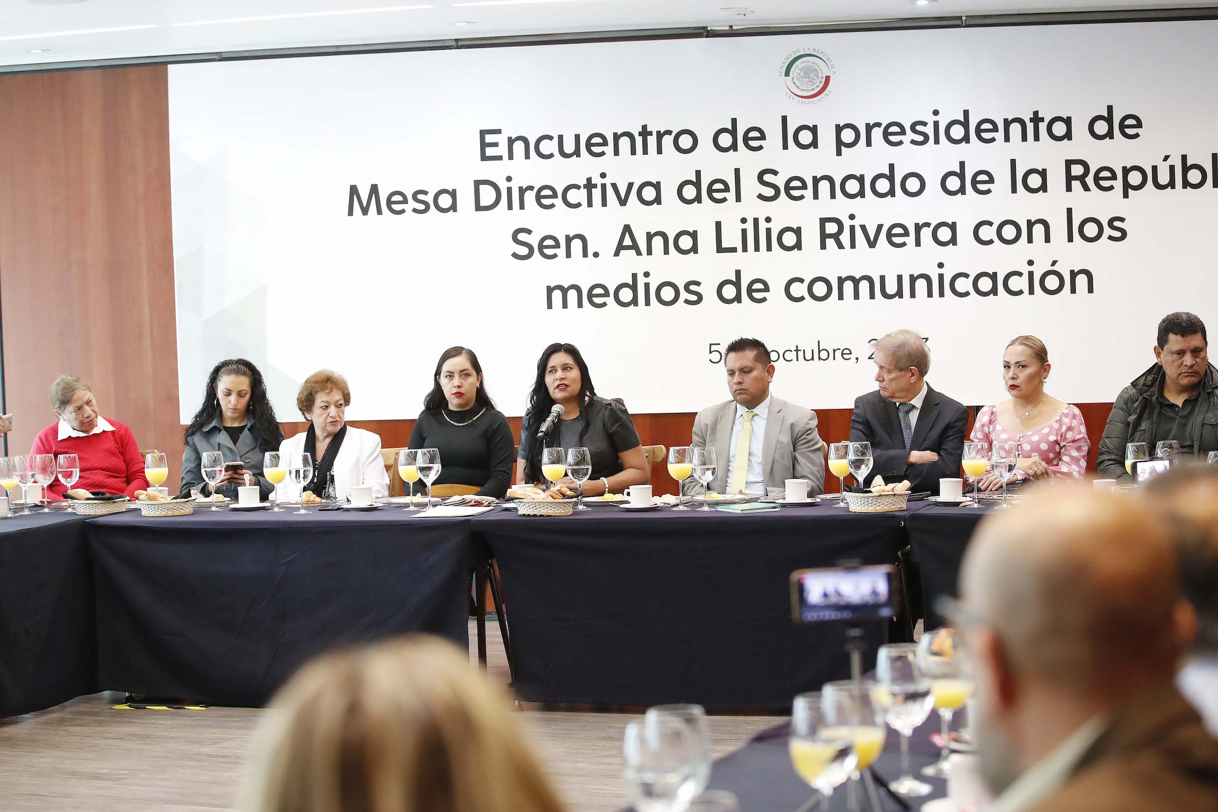 Reunion Sen Ana Lilia Rivera con Medios