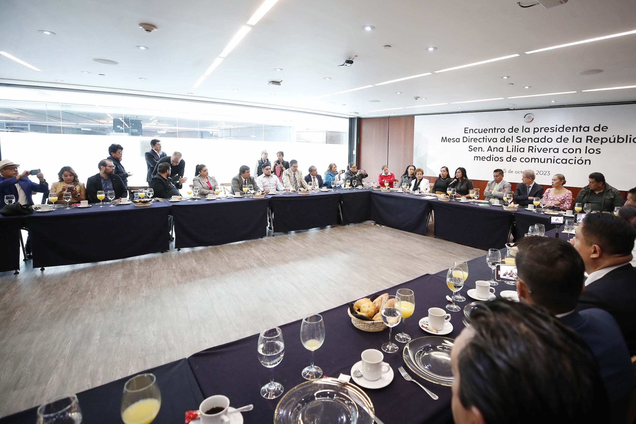 Reunion Sen Ana Lilia Rivera con Medios