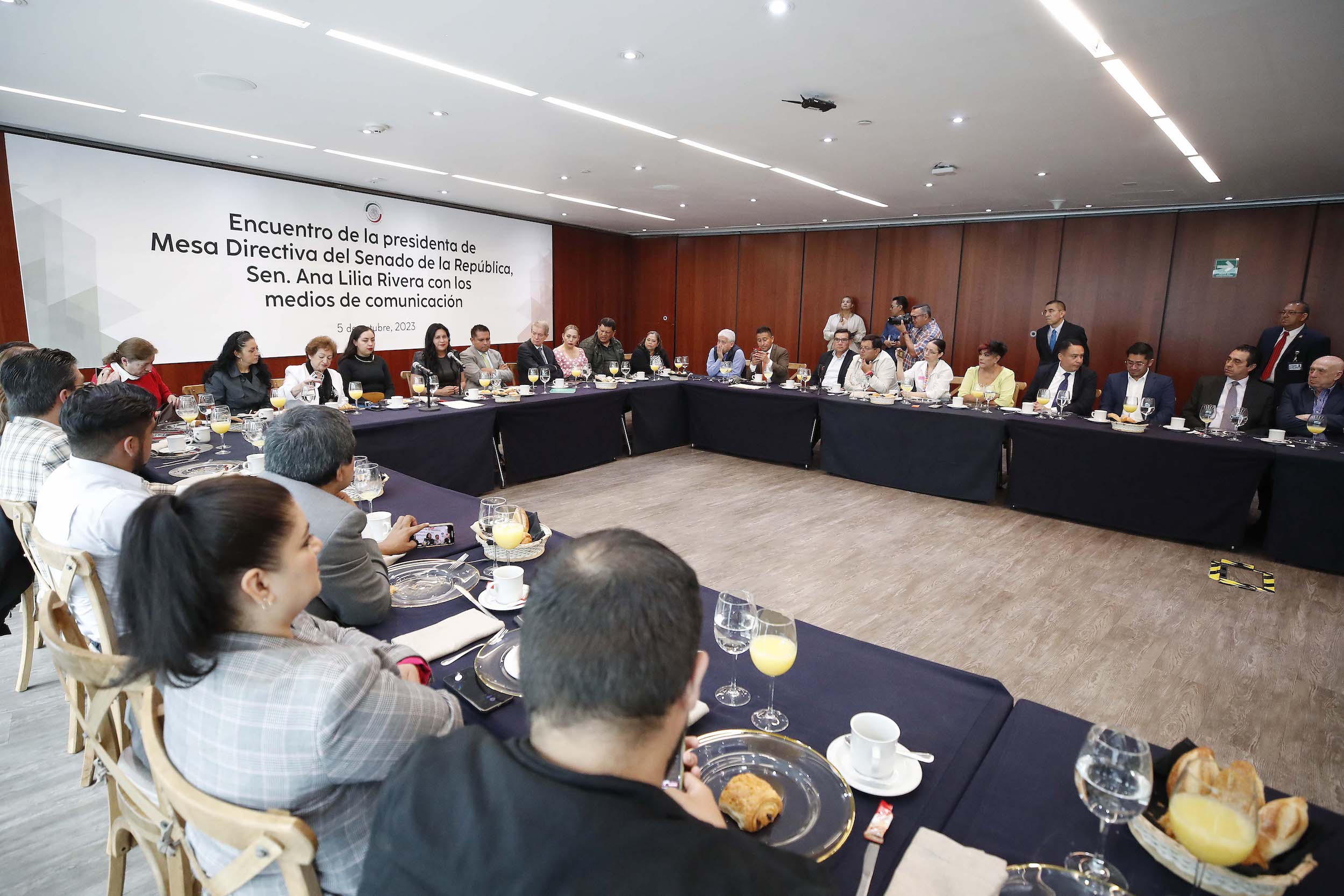 Reunion Sen Ana Lilia Rivera con Medios