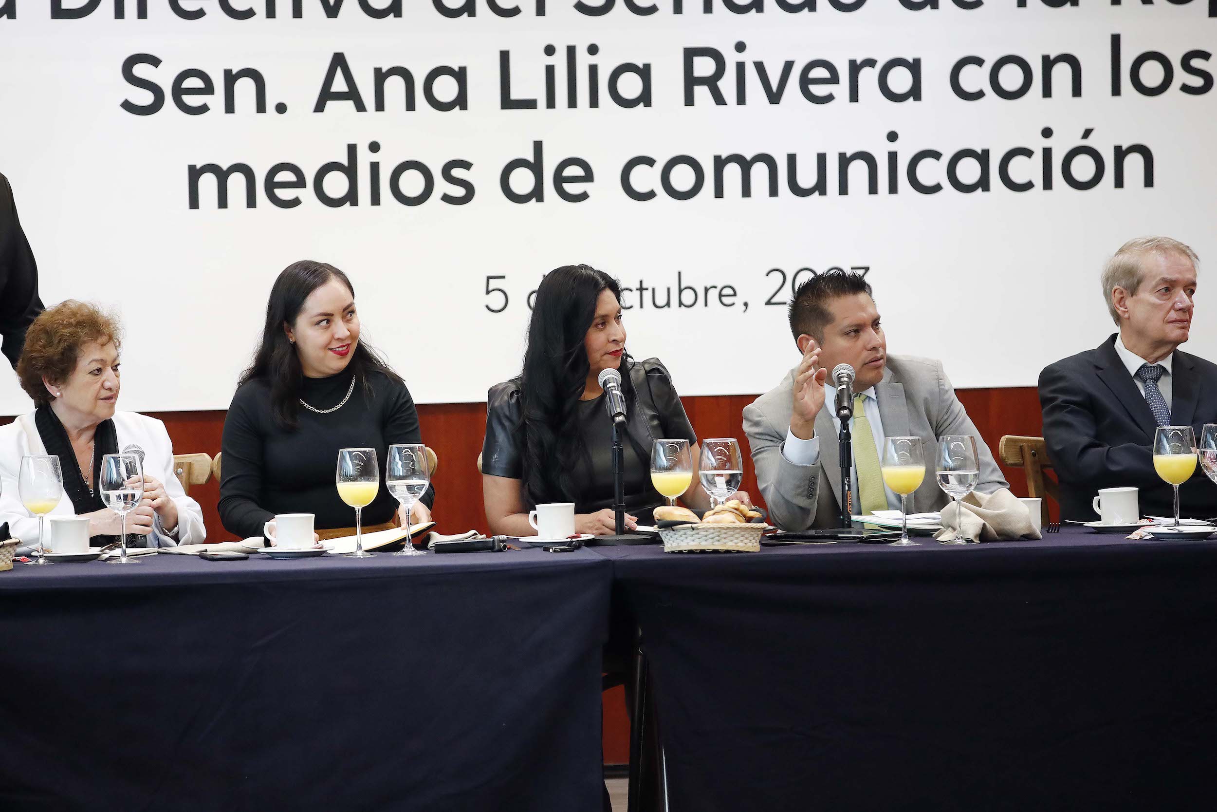 Reunion Sen Ana Lilia Rivera con Medios