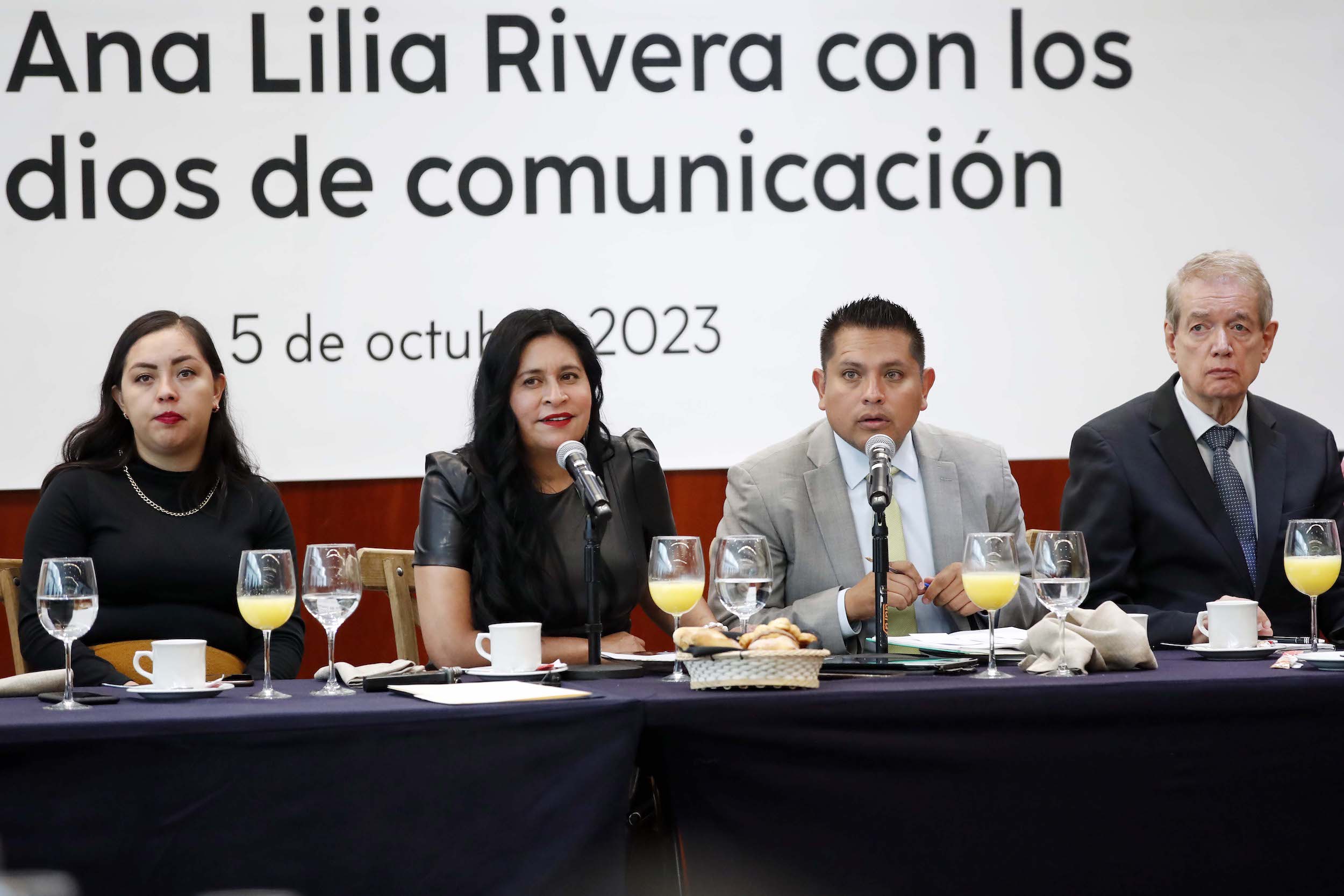 Reunion Sen Ana Lilia Rivera con Medios