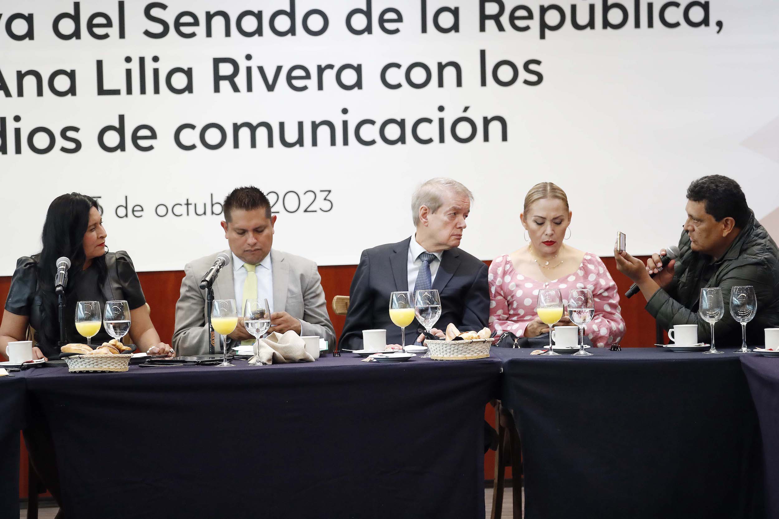 Reunion Sen Ana Lilia Rivera con Medios