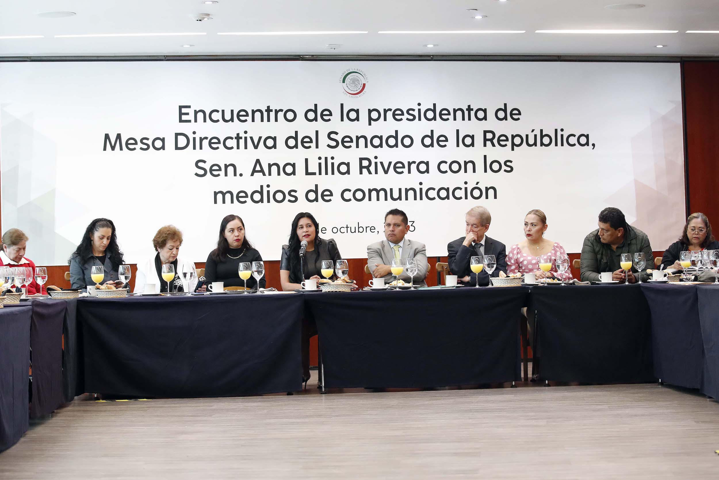Reunion Sen Ana Lilia Rivera con Medios