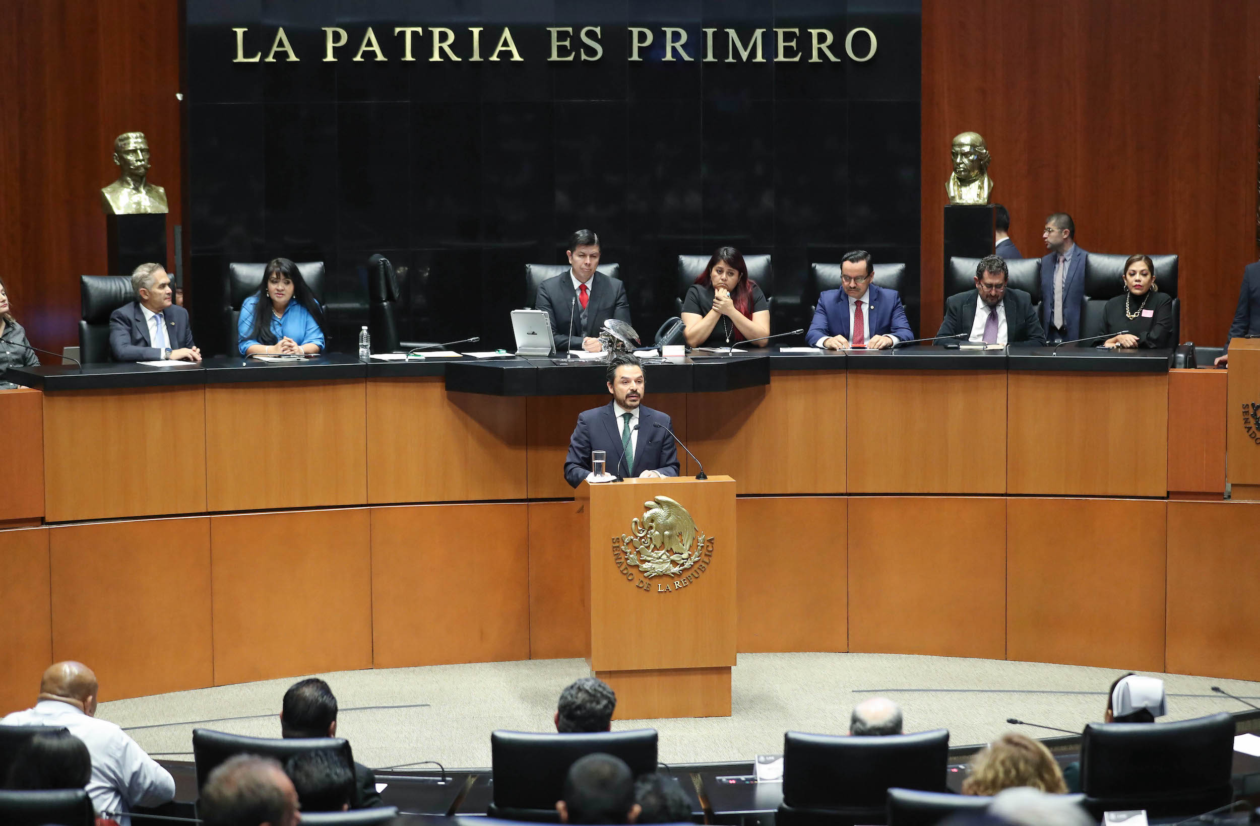 Ceremonia solemne para la develacioin en el Muro de Honor del Saloin de Sesiones de inscripciones en letras doradas-