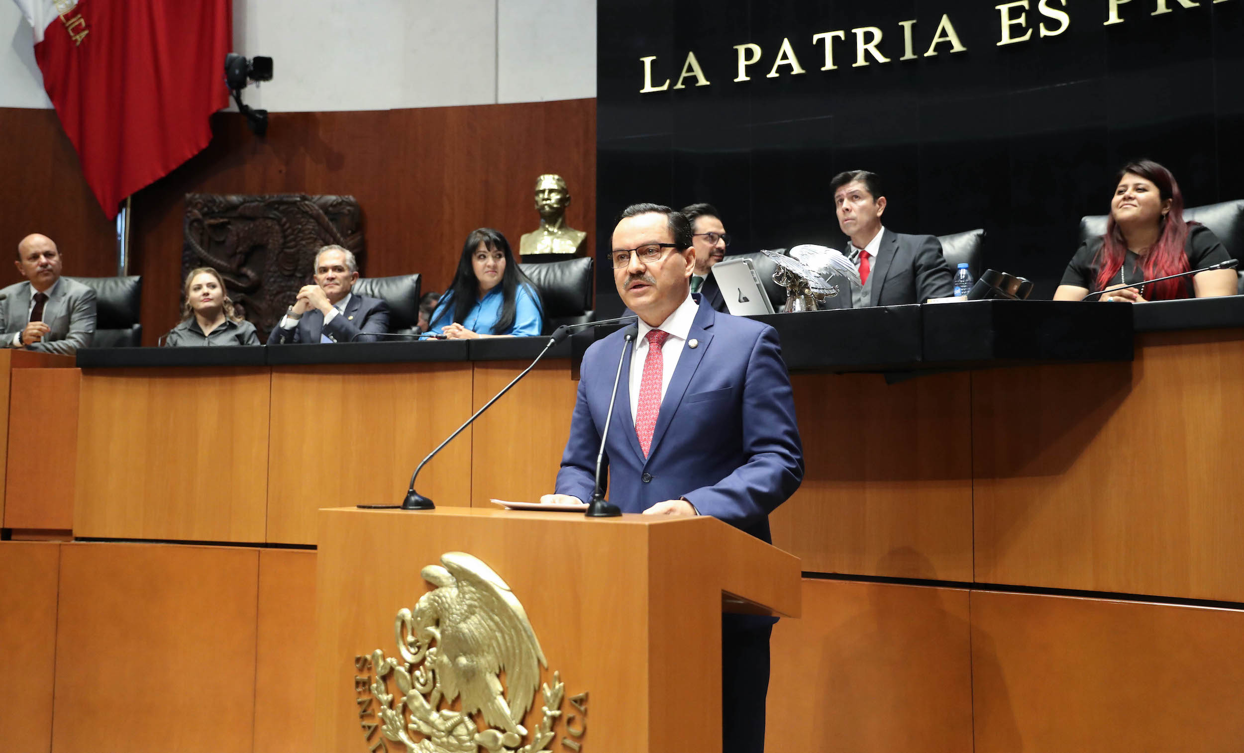 Ceremonia solemne para la develacioin en el Muro de Honor del Saloin de Sesiones de inscripciones en letras doradas-