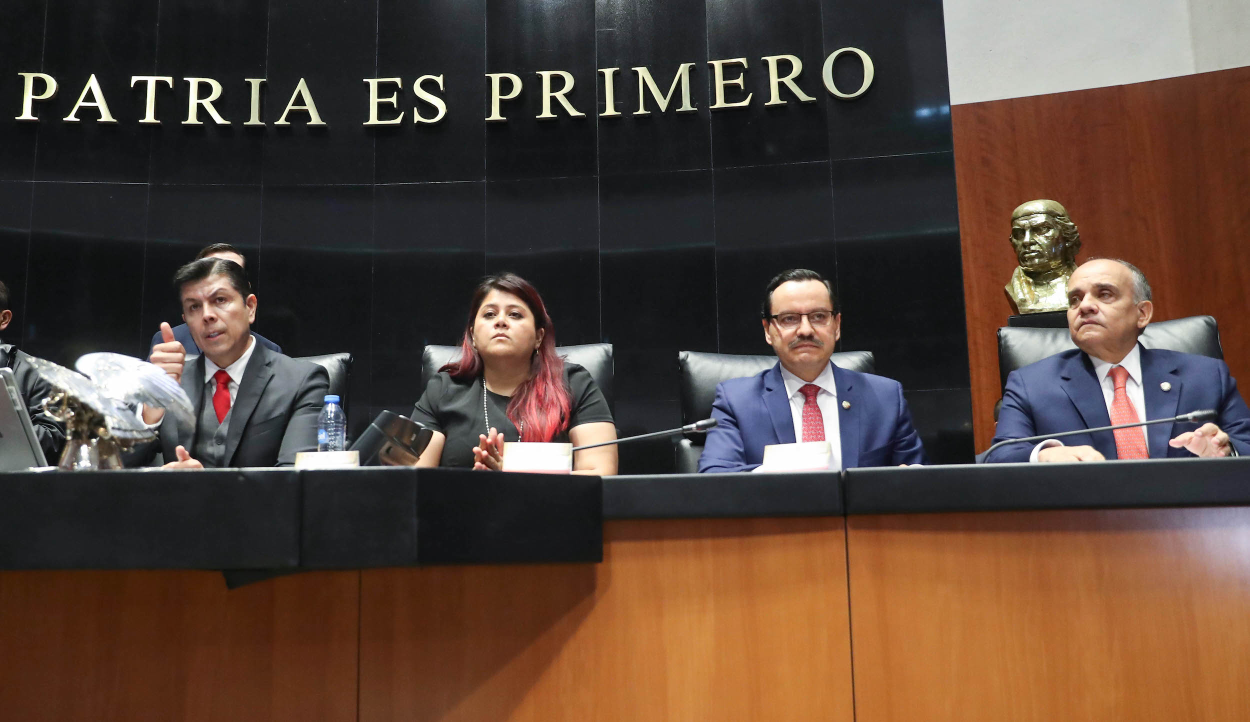 Ceremonia solemne para la develacioin en el Muro de Honor del Saloin de Sesiones de inscripciones en letras doradas-
