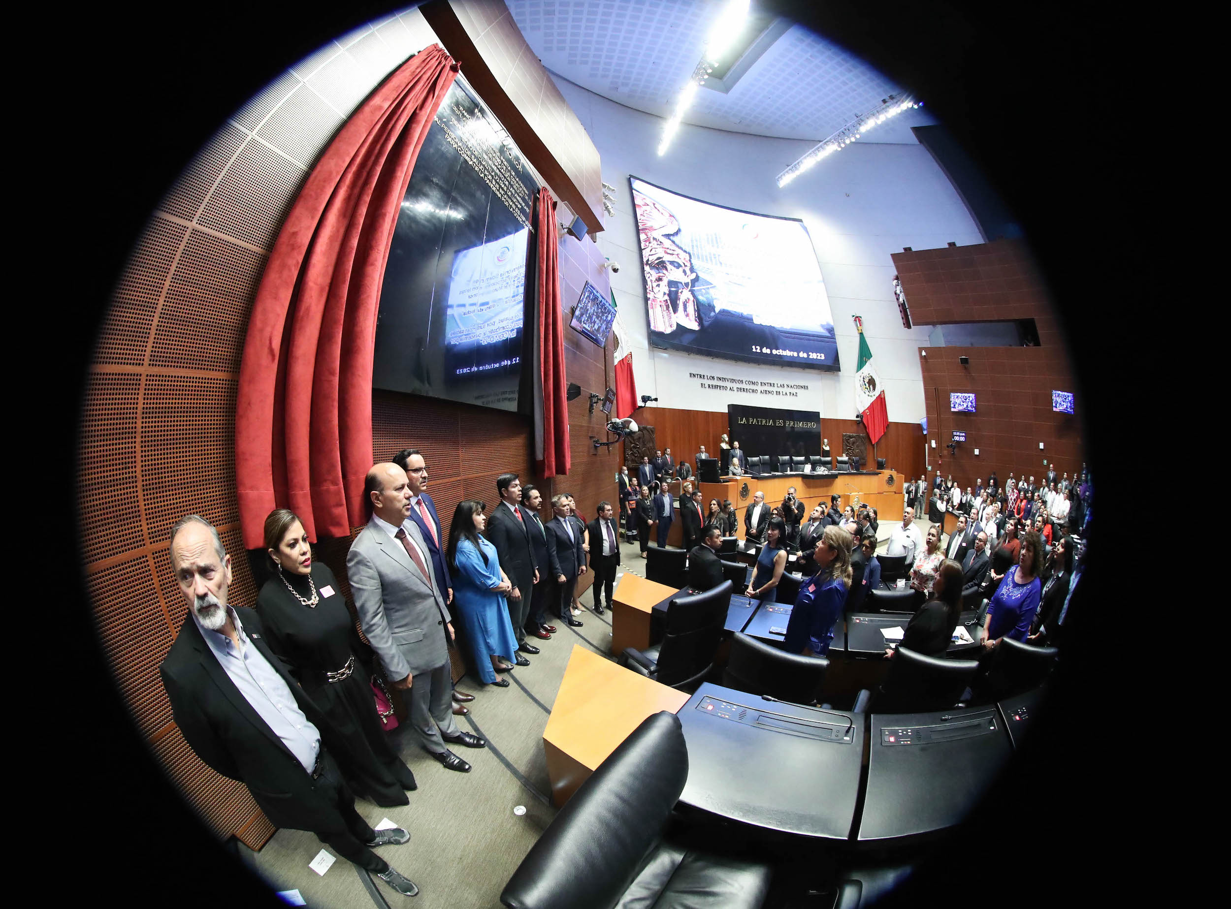 Ceremonia solemne para la develacioin en el Muro de Honor del Saloin de Sesiones de inscripciones en letras doradas-