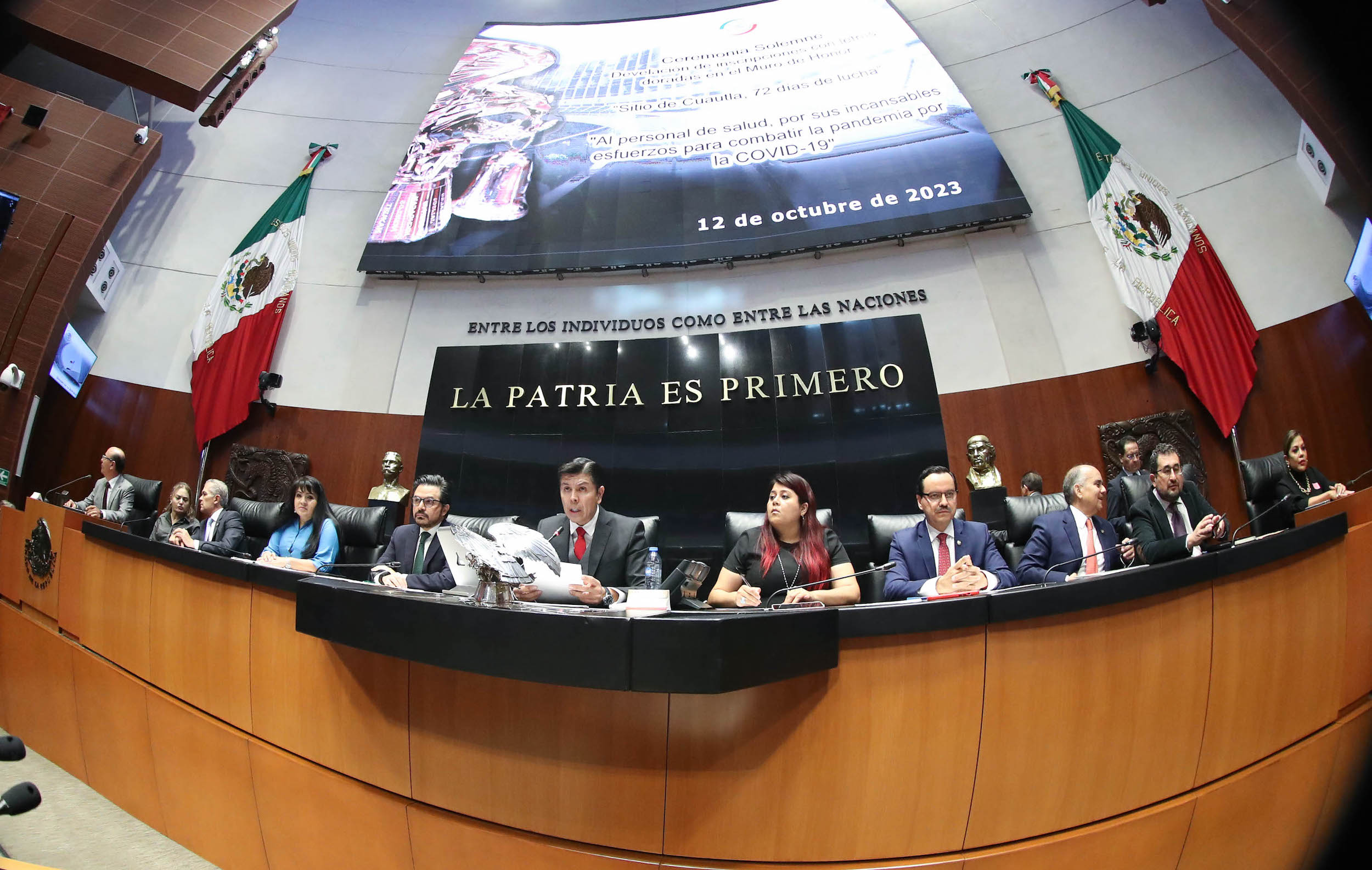 Ceremonia solemne para la develacioin en el Muro de Honor del Saloin de Sesiones de inscripciones en letras doradas-