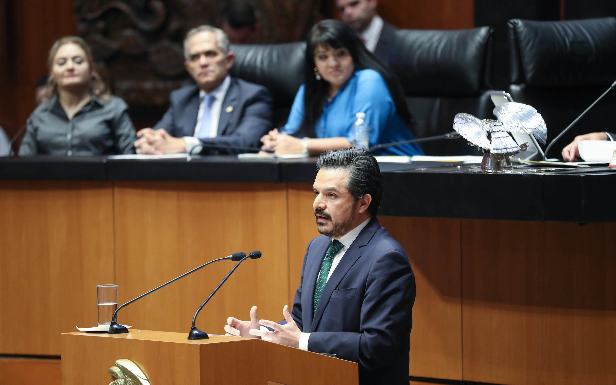 Ceremonia solemne para la develacioin en el Muro de Honor del Saloin de Sesiones de inscripciones en letras doradas-