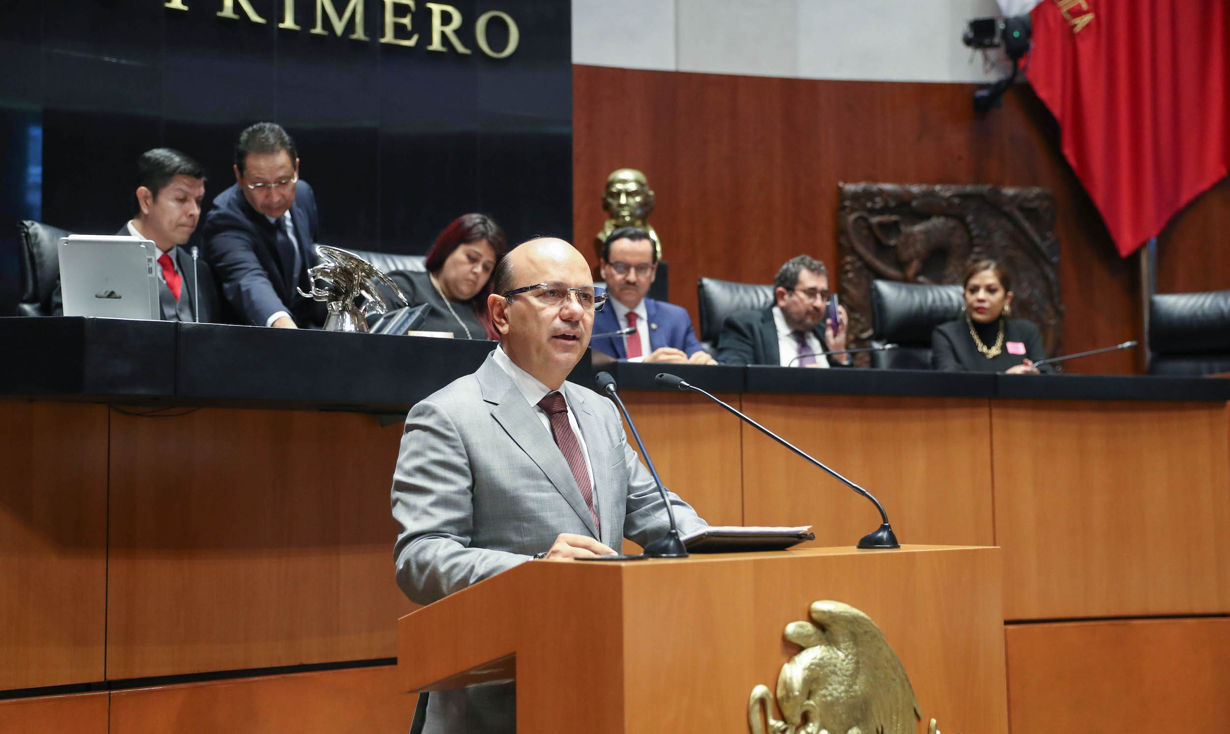 Ceremonia solemne para la develacioin en el Muro de Honor del Saloin de Sesiones de inscripciones en letras doradas-