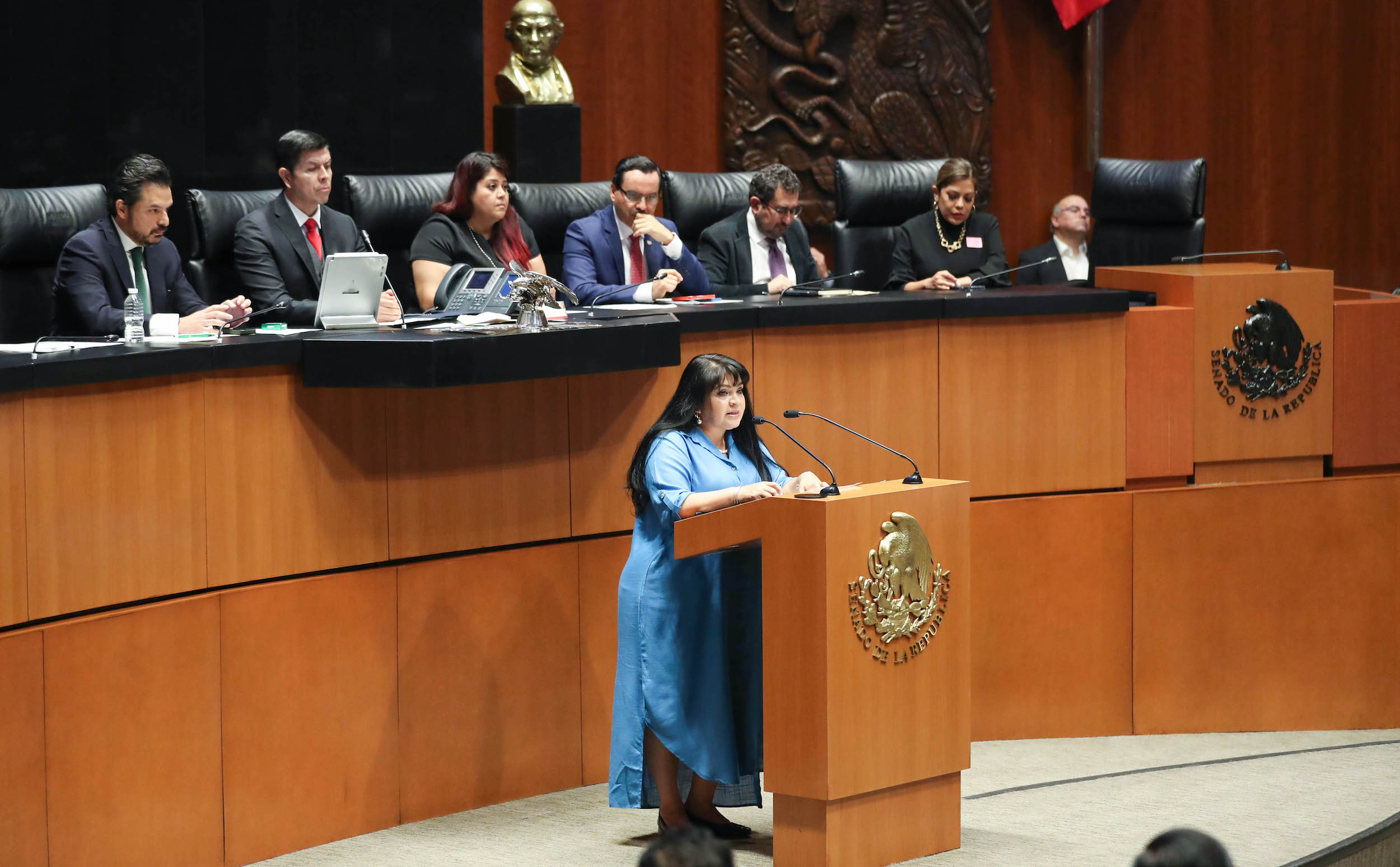 Ceremonia solemne para la develacioin en el Muro de Honor del Saloin de Sesiones de inscripciones en letras doradas-