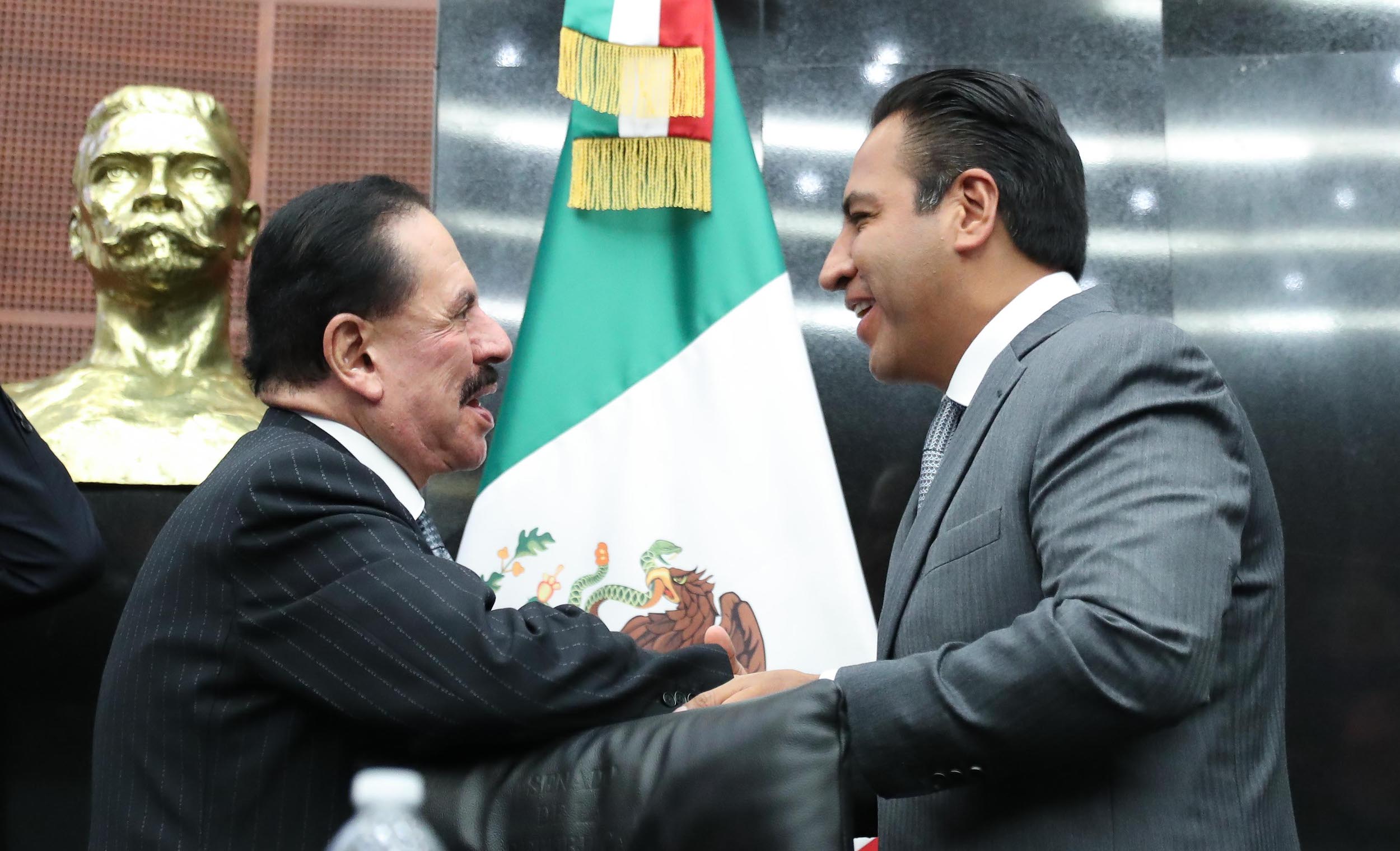 Entrega de reconocimiento a Juan Francisco Ealy Ortiz-