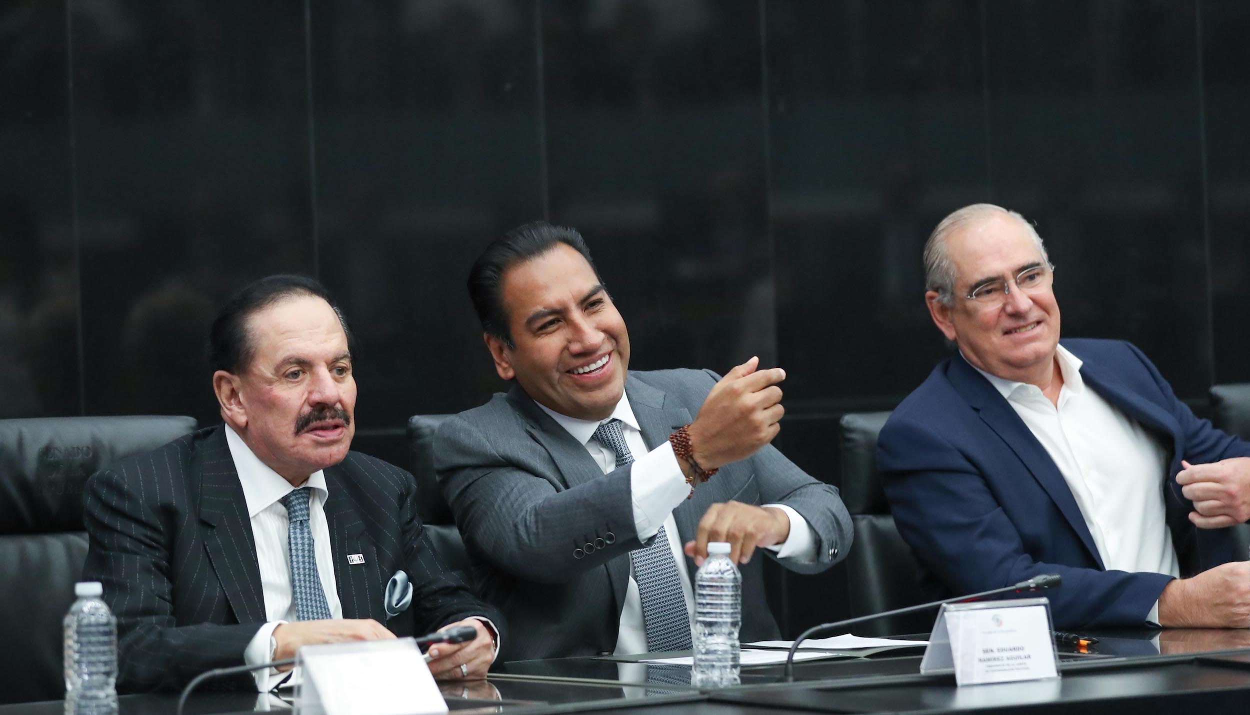 Entrega de reconocimiento a Juan Francisco Ealy Ortiz-