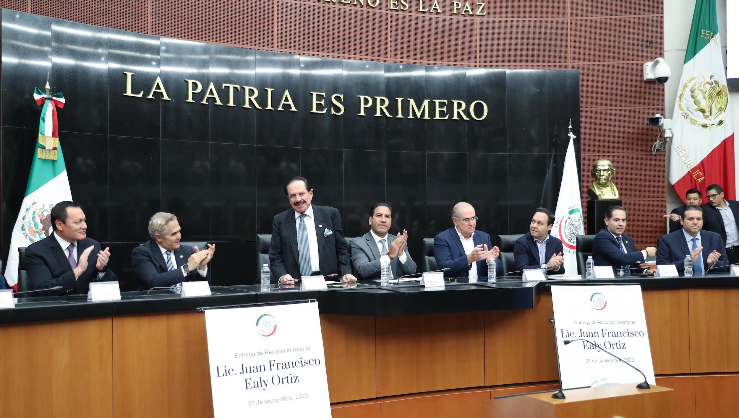 Entrega de reconocimiento a Juan Francisco Ealy Ortiz-