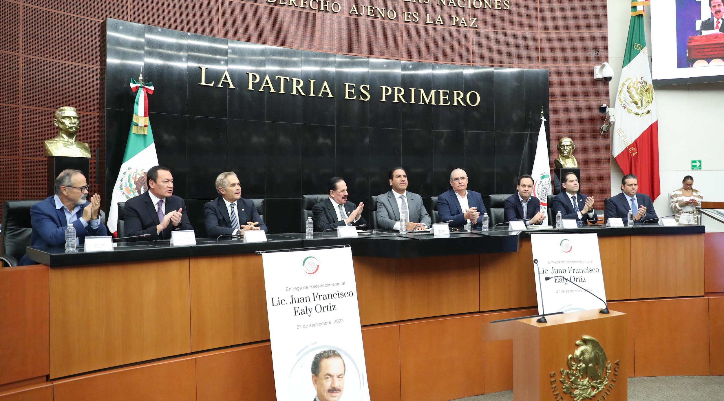 Entrega de reconocimiento a Juan Francisco Ealy Ortiz-
