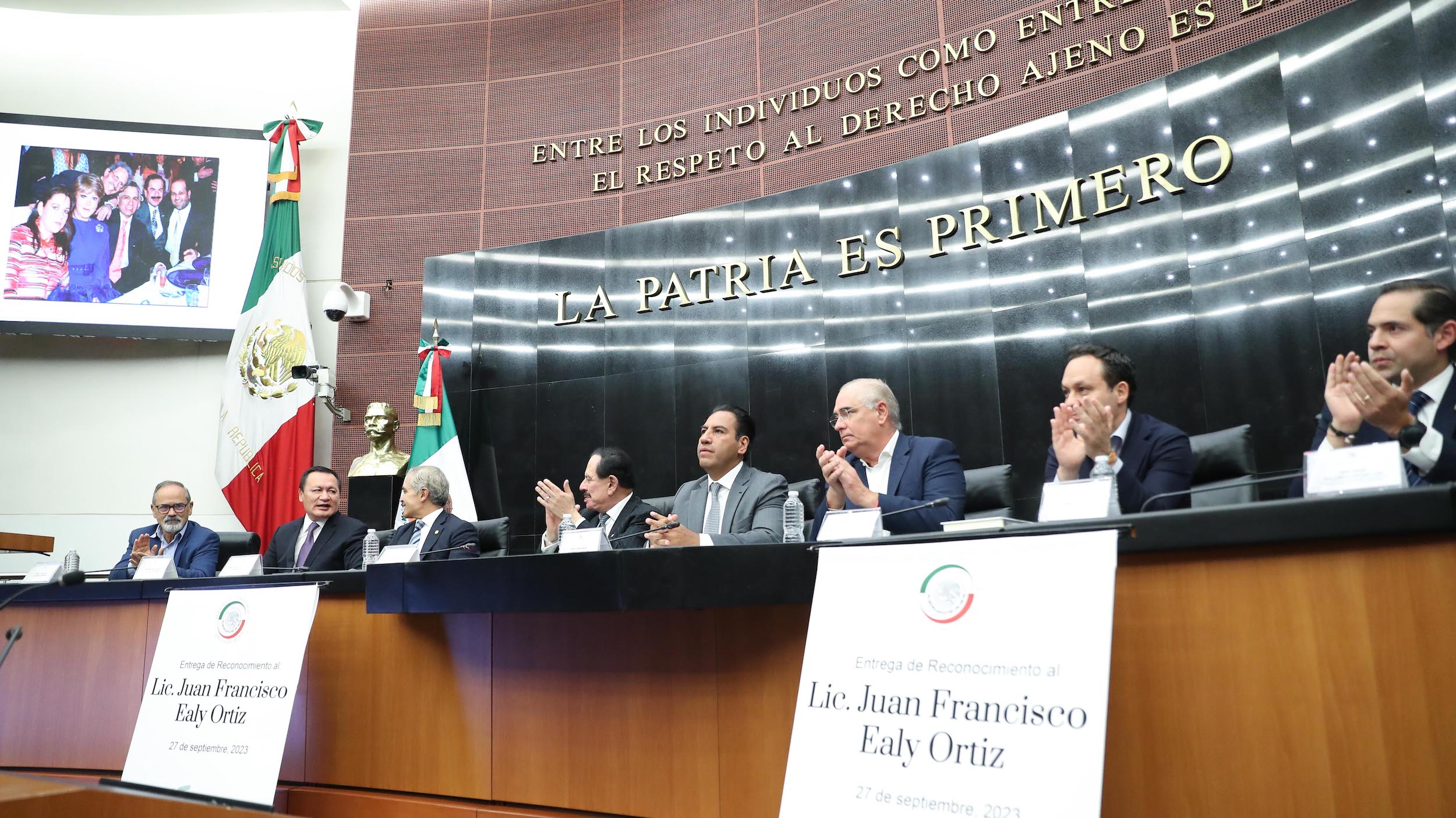 Entrega de reconocimiento a Juan Francisco Ealy Ortiz-