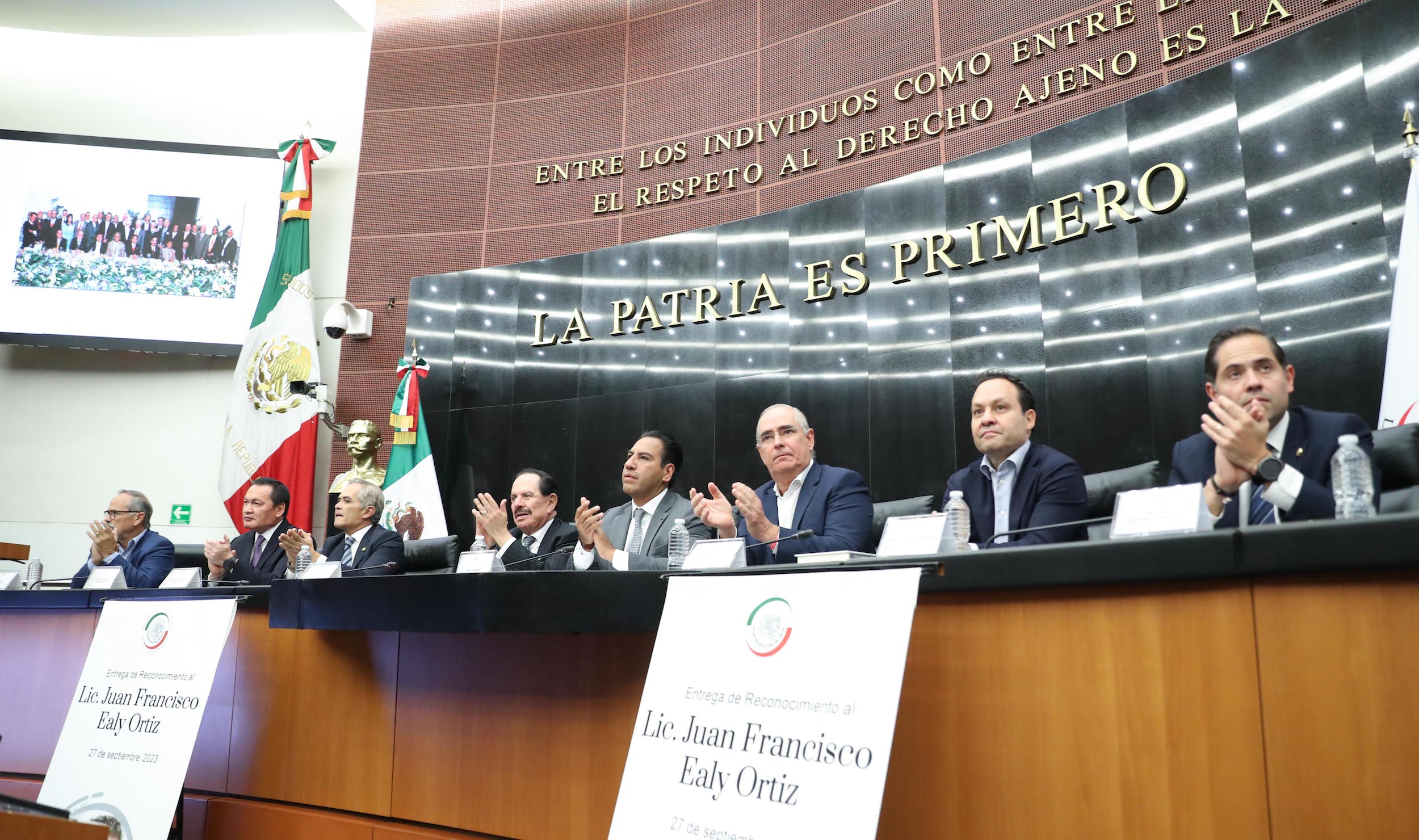 Entrega de reconocimiento a Juan Francisco Ealy Ortiz-