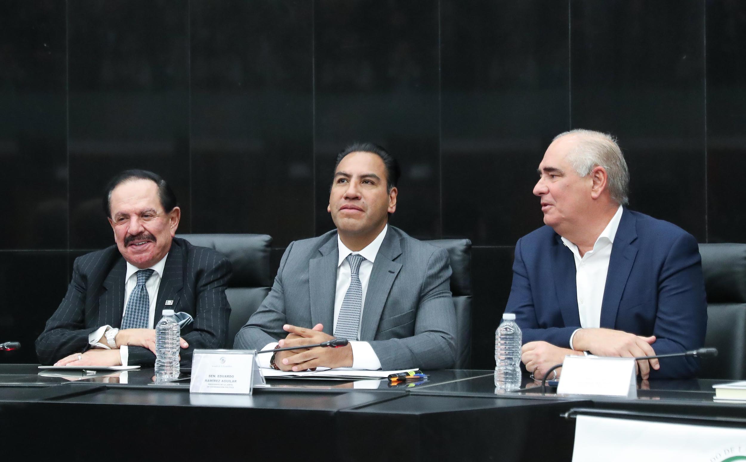 Entrega de reconocimiento a Juan Francisco Ealy Ortiz-