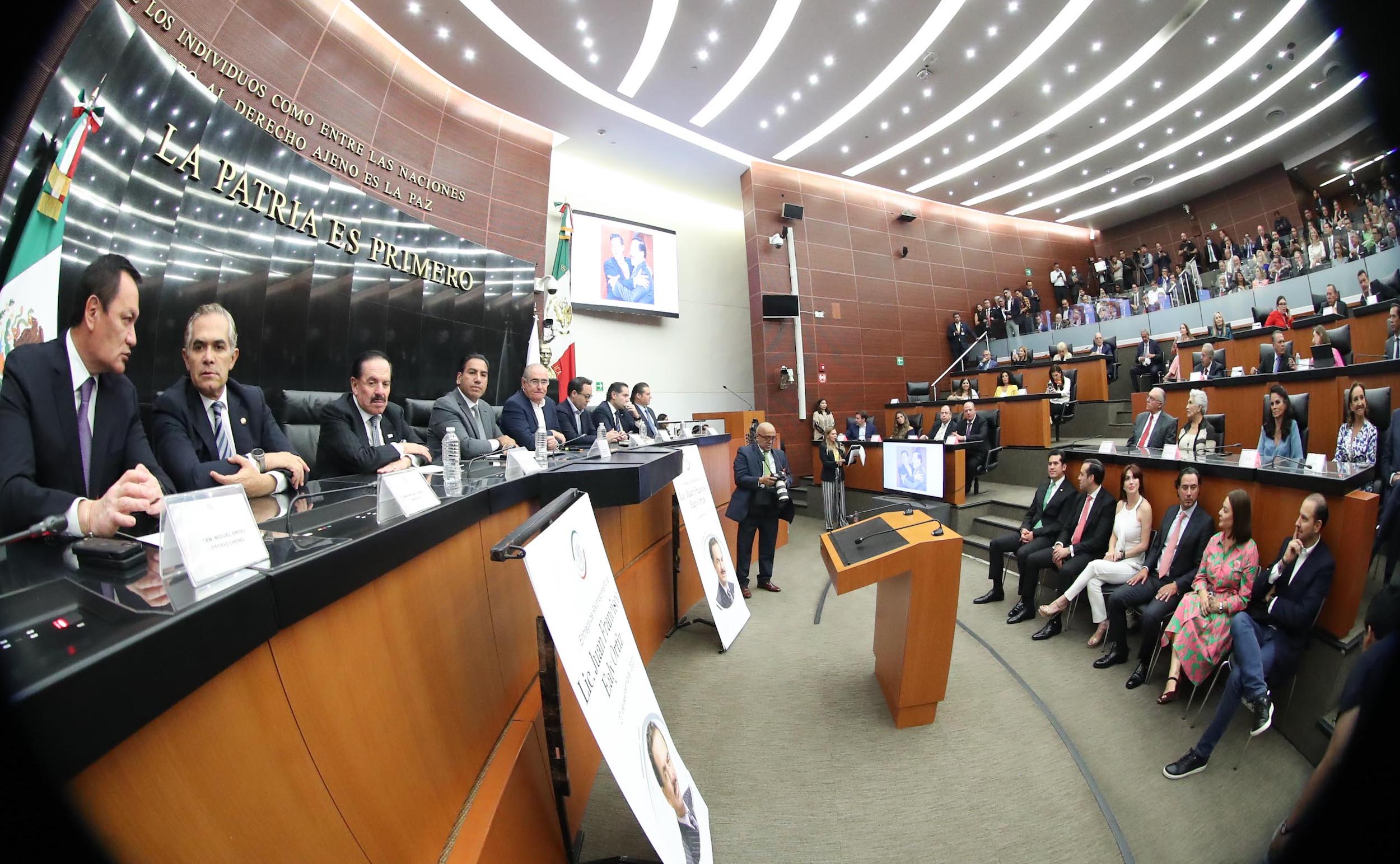 Entrega de reconocimiento a Juan Francisco Ealy Ortiz-
