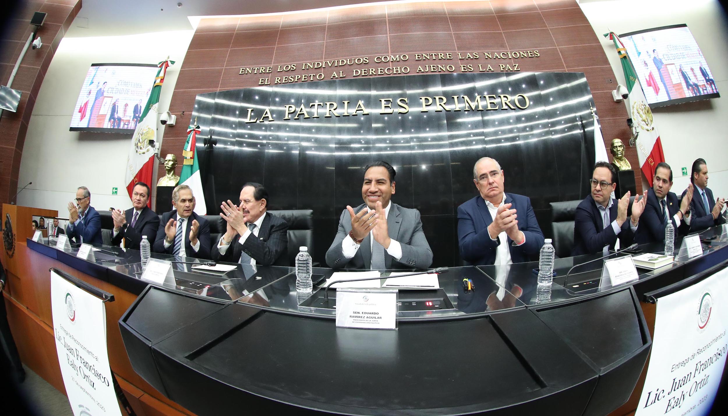 Entrega de reconocimiento a Juan Francisco Ealy Ortiz-