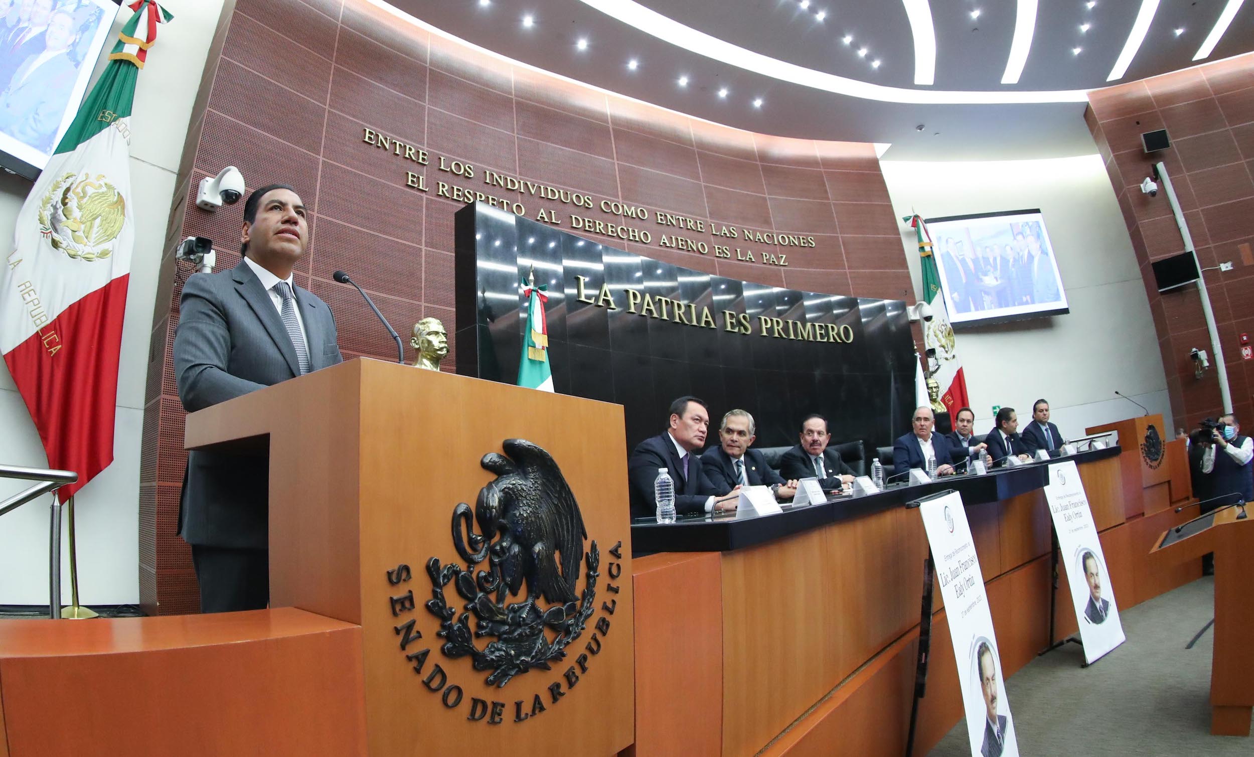 Entrega de reconocimiento a Juan Francisco Ealy Ortiz-