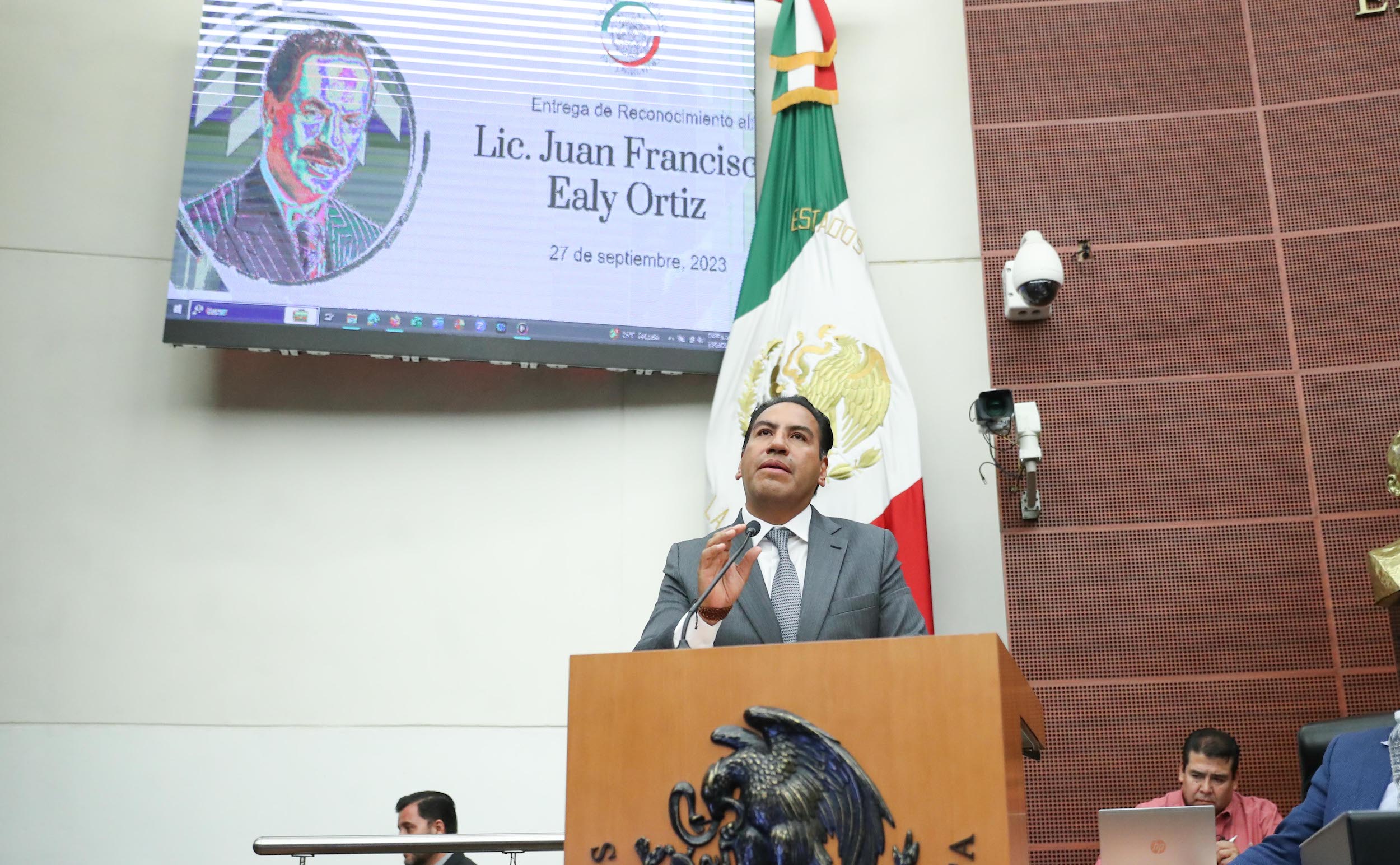 Entrega de reconocimiento a Juan Francisco Ealy Ortiz-