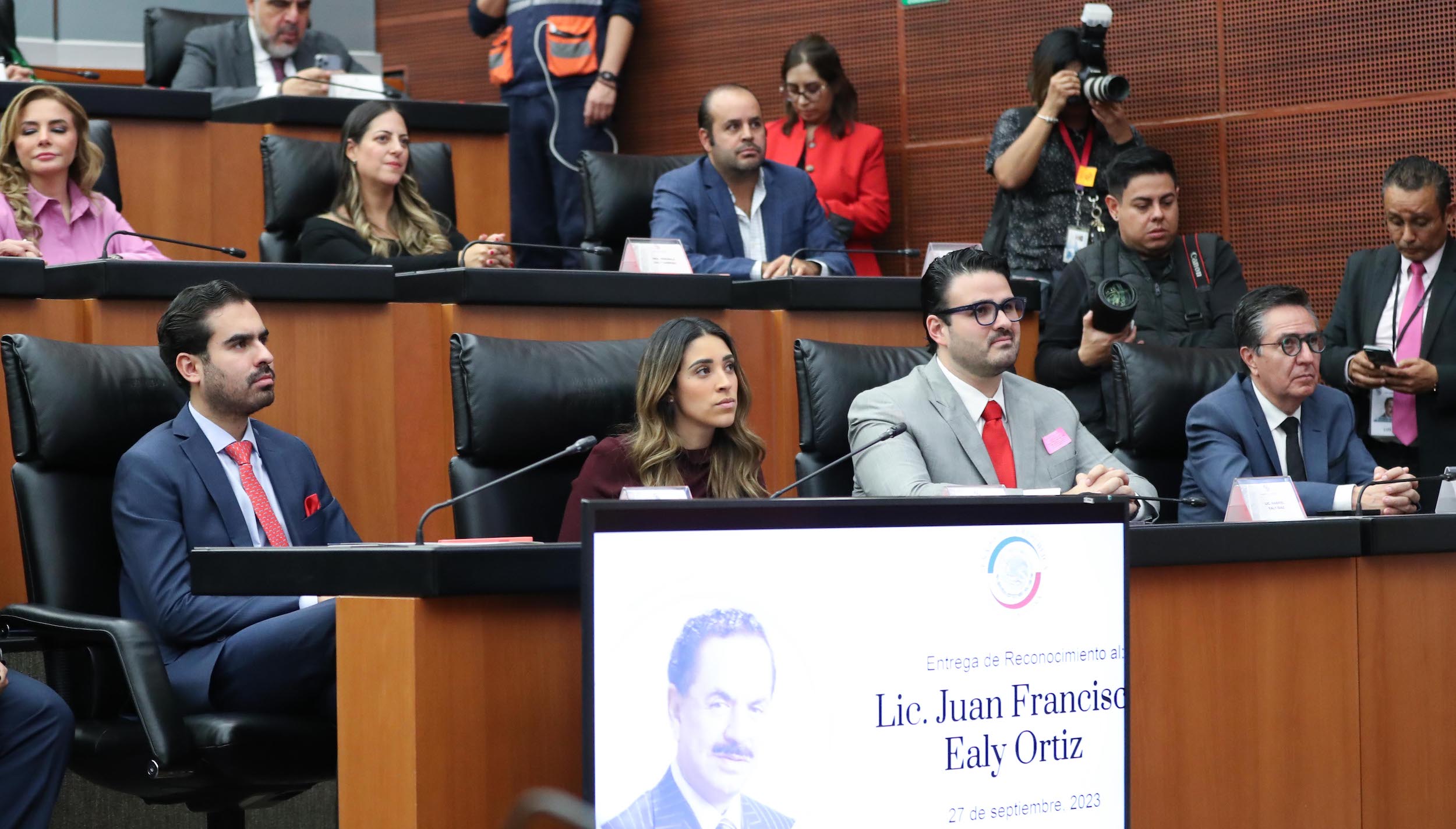 Entrega de reconocimiento a Juan Francisco Ealy Ortiz-