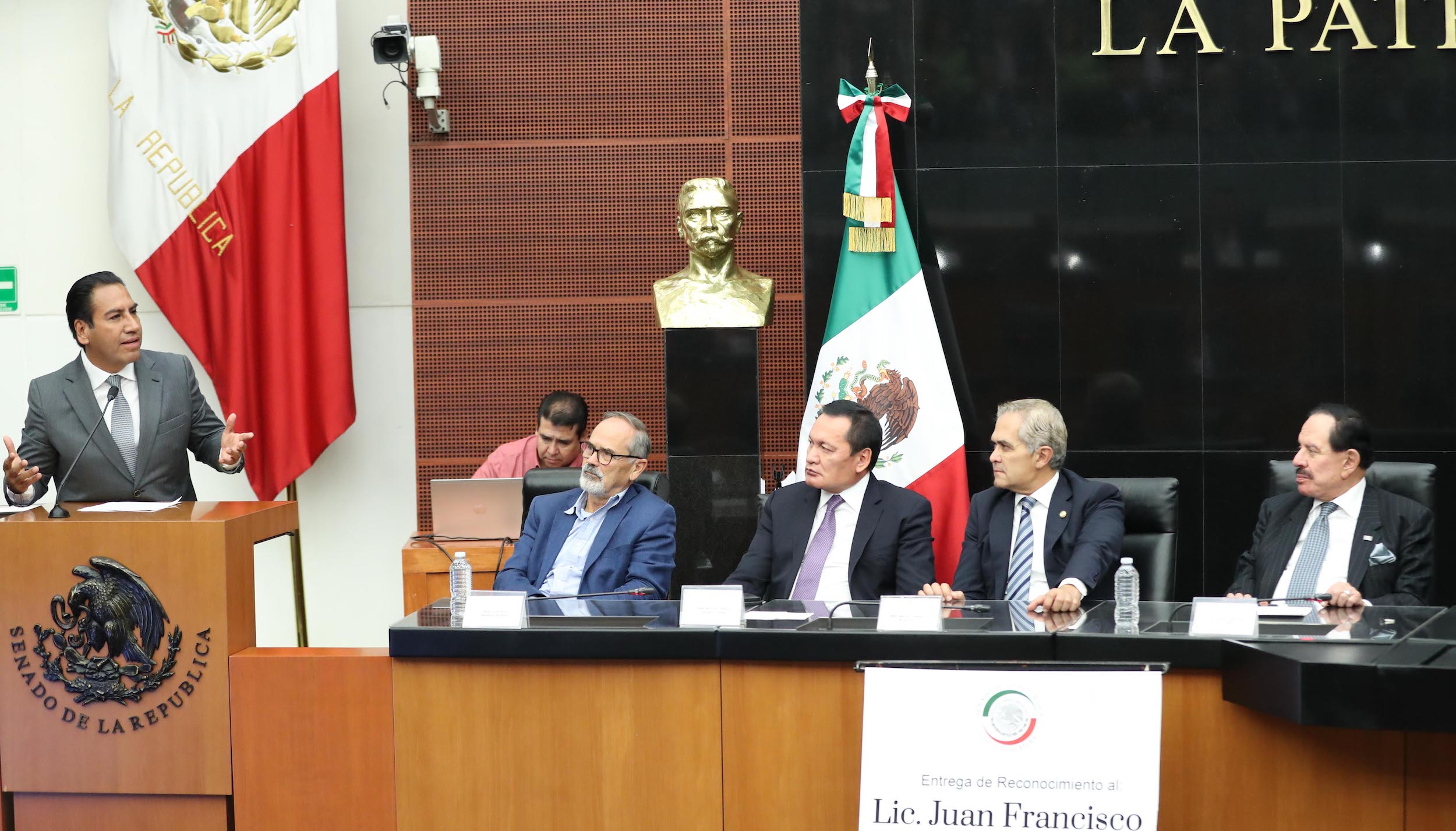 Entrega de reconocimiento a Juan Francisco Ealy Ortiz-