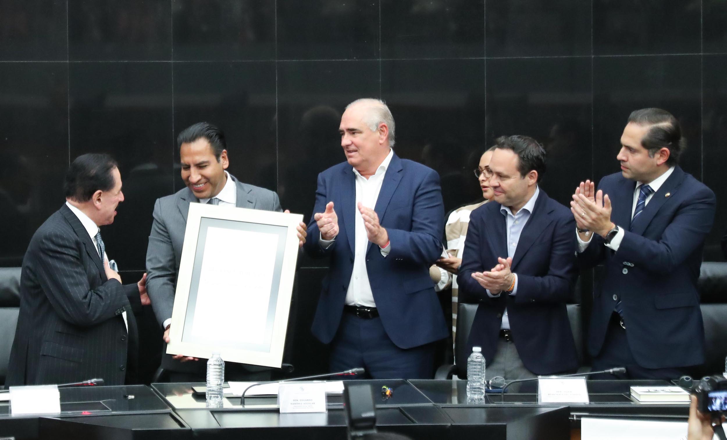 Entrega de reconocimiento a Juan Francisco Ealy Ortiz-