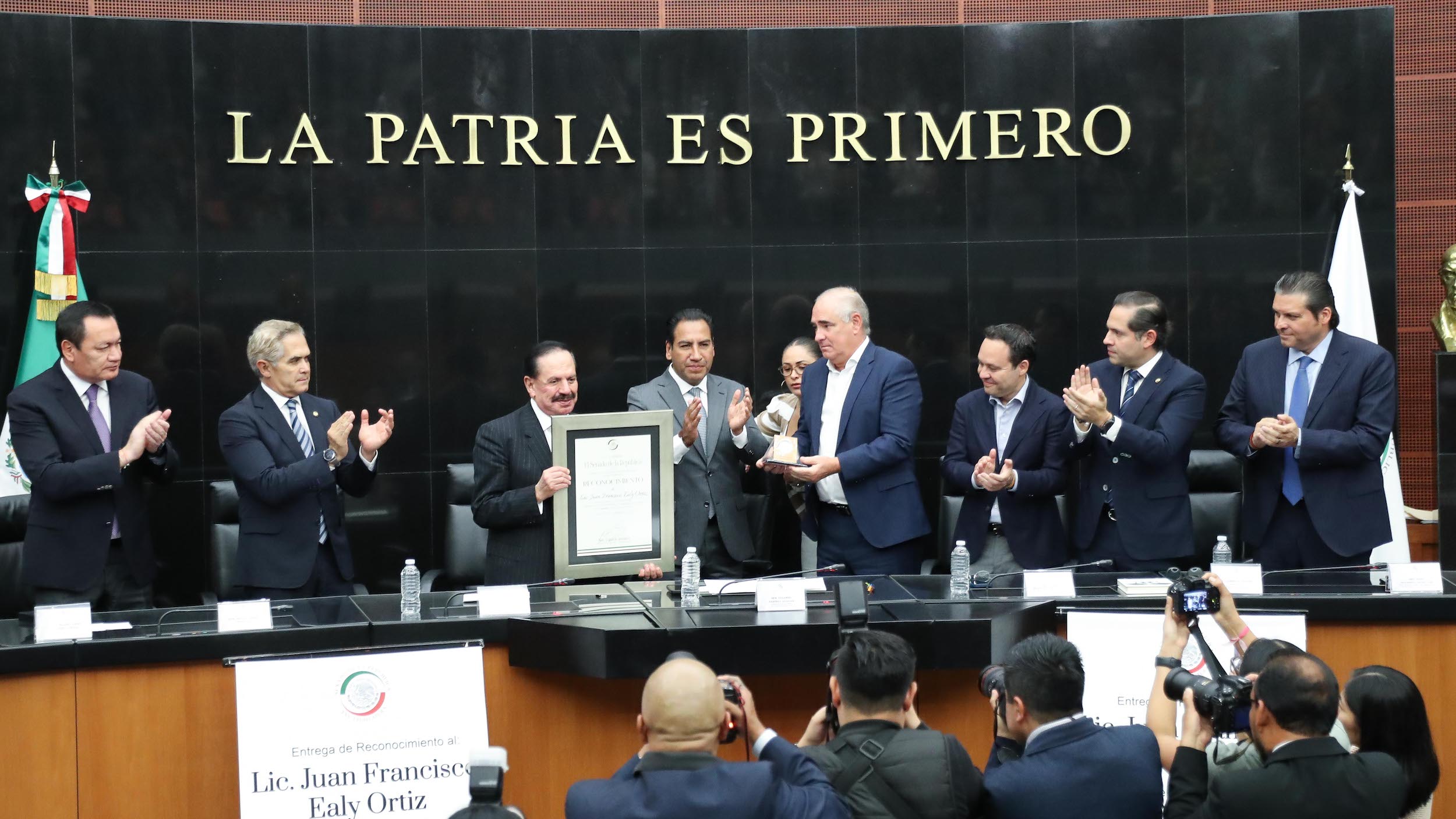 Entrega de reconocimiento a Juan Francisco Ealy Ortiz-