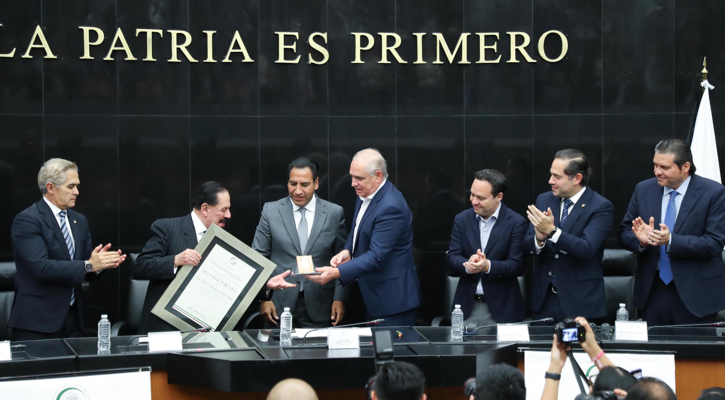 Entrega de reconocimiento a Juan Francisco Ealy Ortiz-