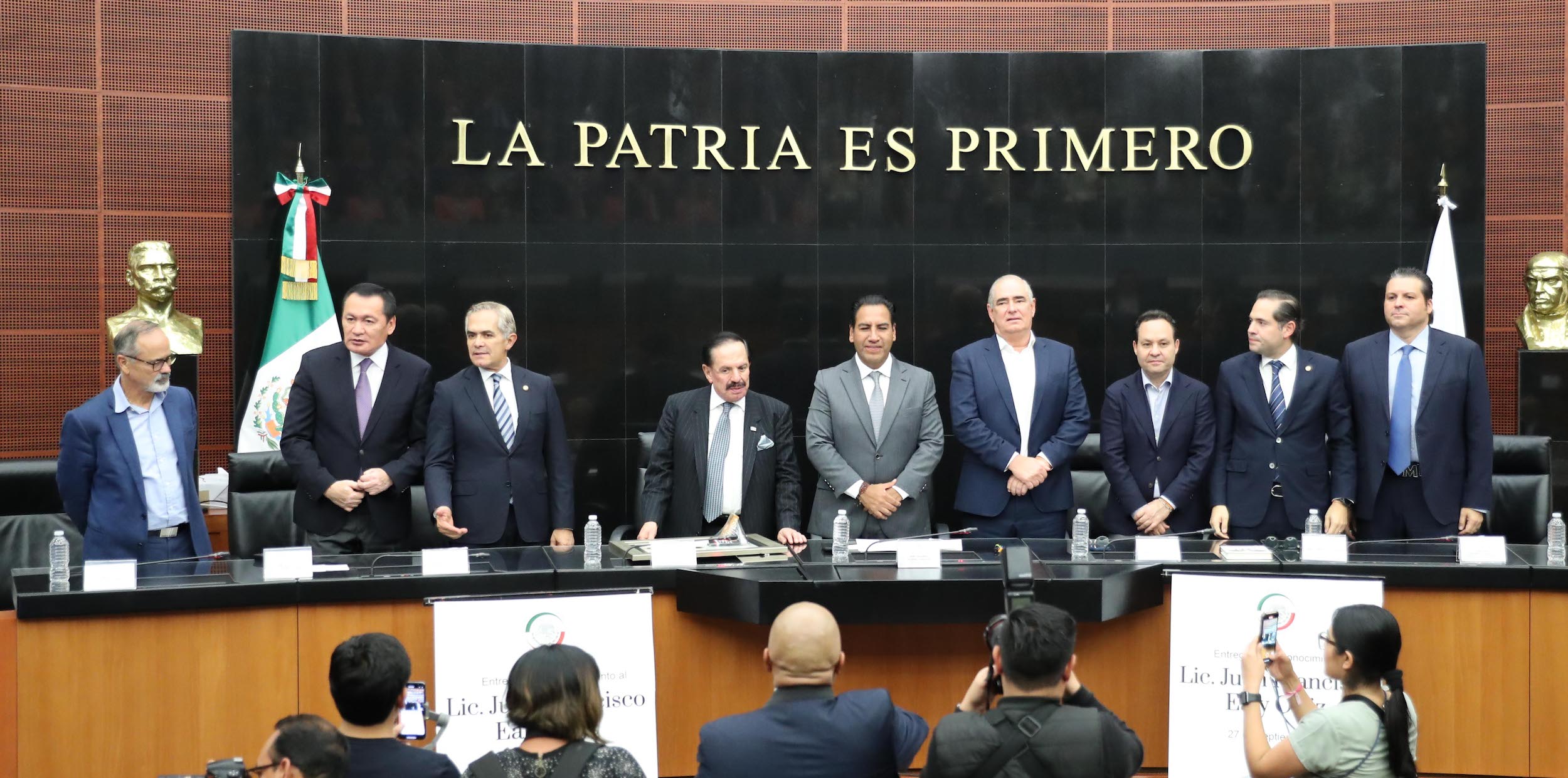 Entrega de reconocimiento a Juan Francisco Ealy Ortiz-