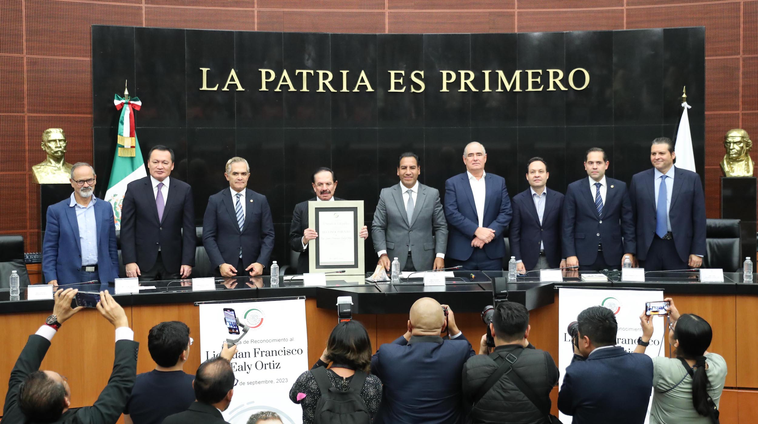 Entrega de reconocimiento a Juan Francisco Ealy Ortiz-