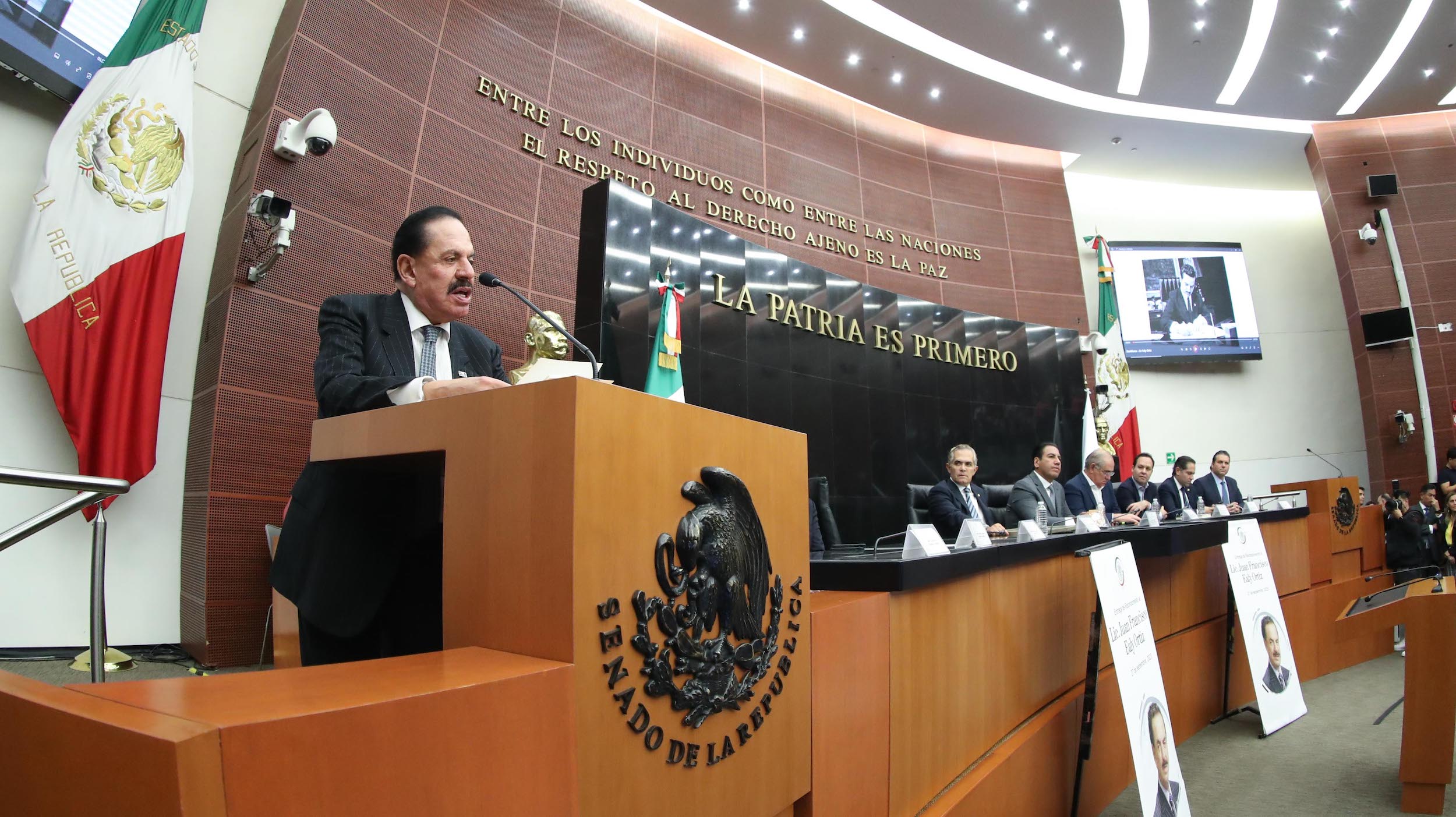 Entrega de reconocimiento a Juan Francisco Ealy Ortiz-