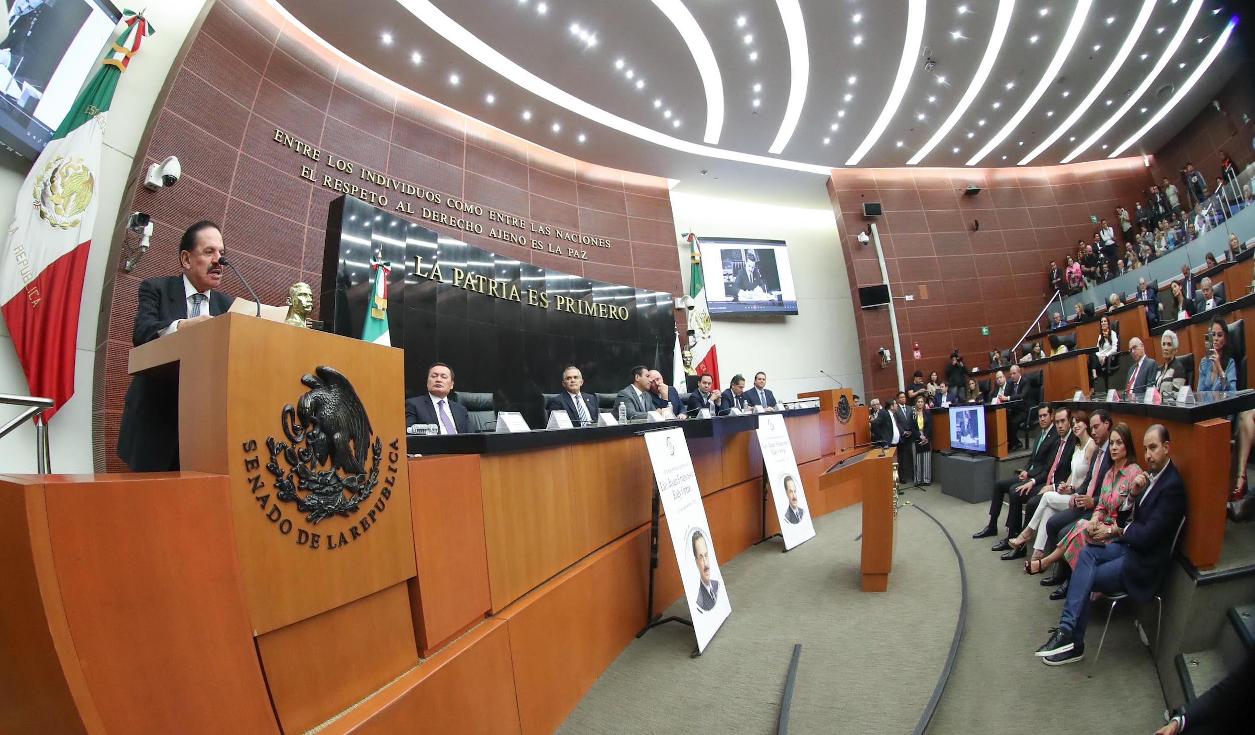 Entrega de reconocimiento a Juan Francisco Ealy Ortiz-