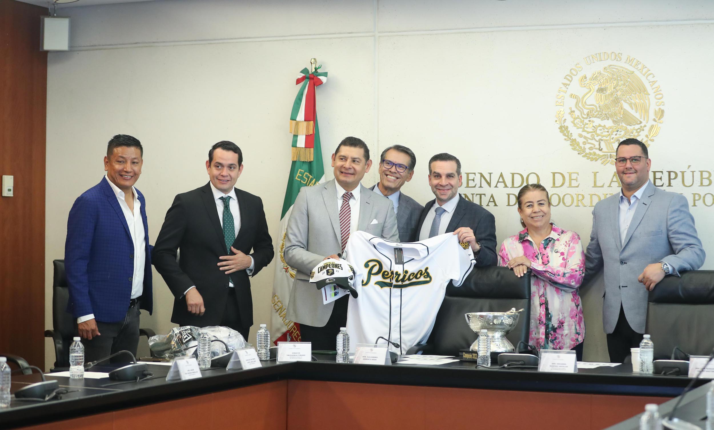 Entrega de reconocimientos al equipo de beiisbol Pericos de Puebla-