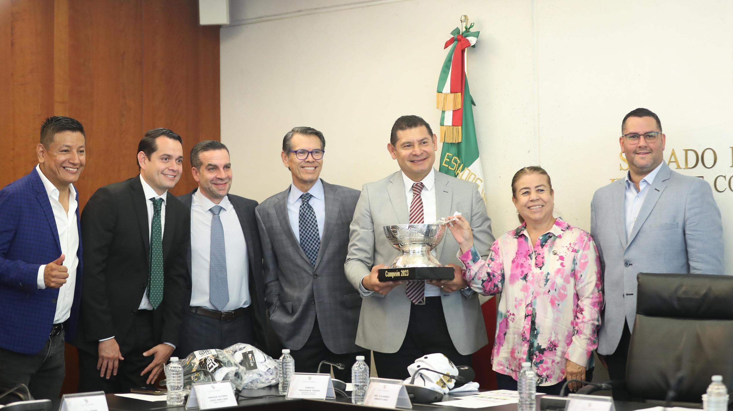 Entrega de reconocimientos al equipo de beiisbol Pericos de Puebla-