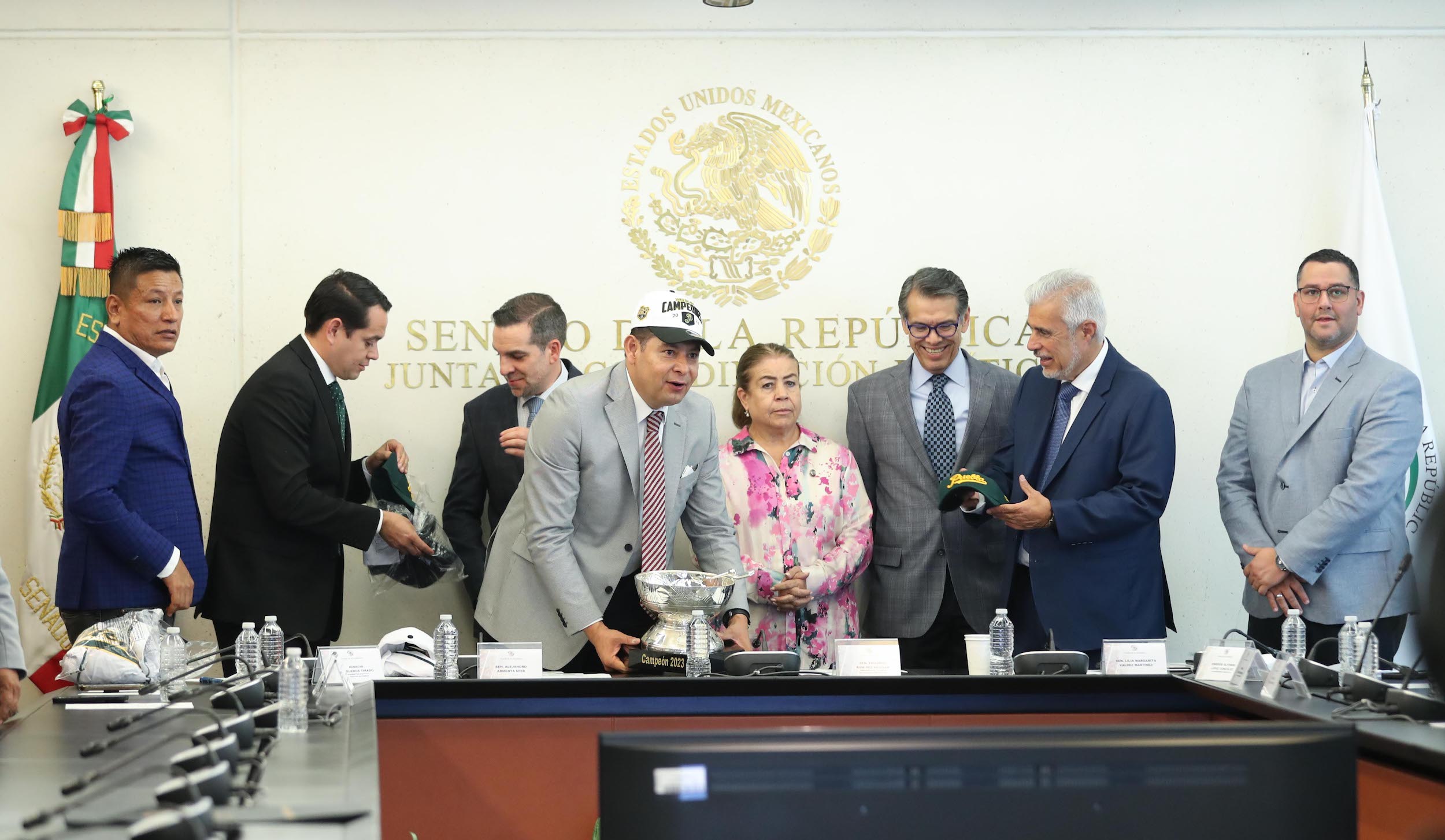 Entrega de reconocimientos al equipo de beiisbol Pericos de Puebla-