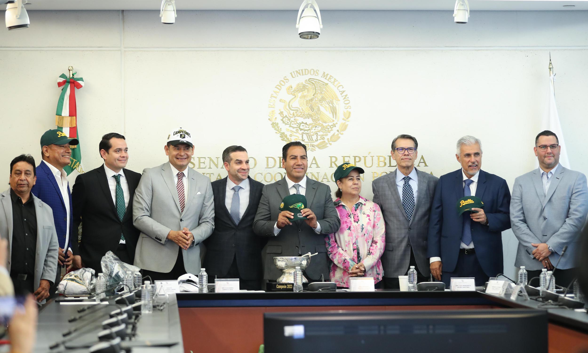 Entrega de reconocimientos al equipo de beiisbol Pericos de Puebla-