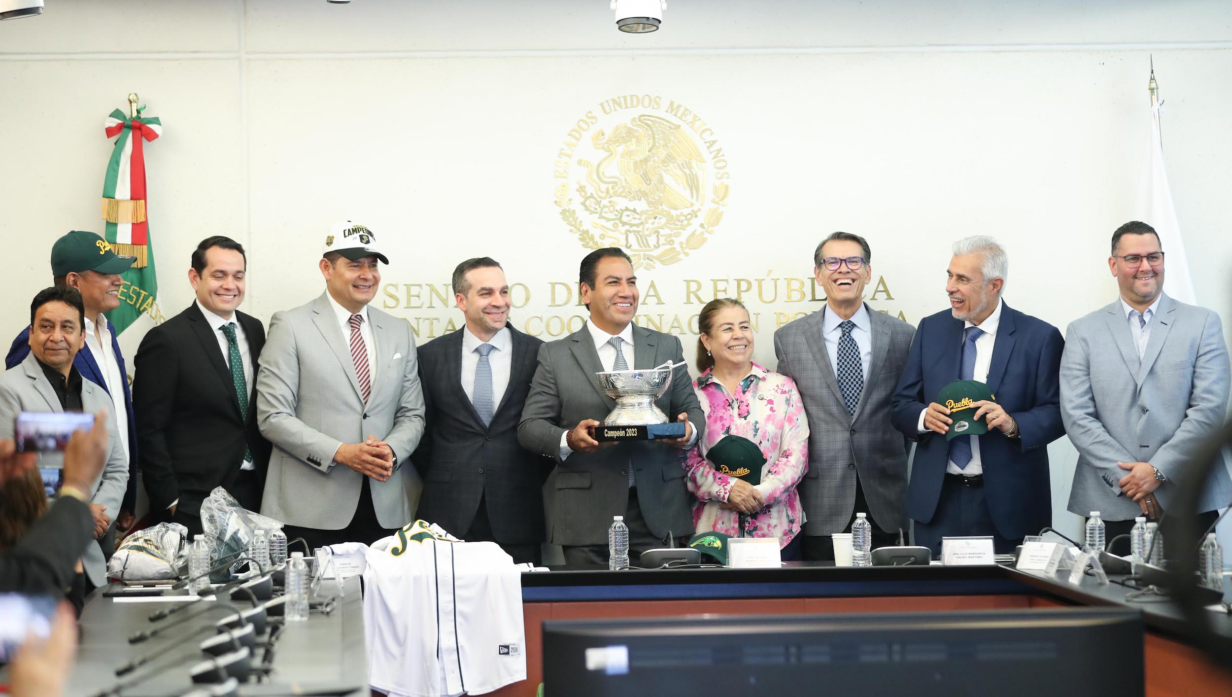 Entrega de reconocimientos al equipo de beiisbol Pericos de Puebla-