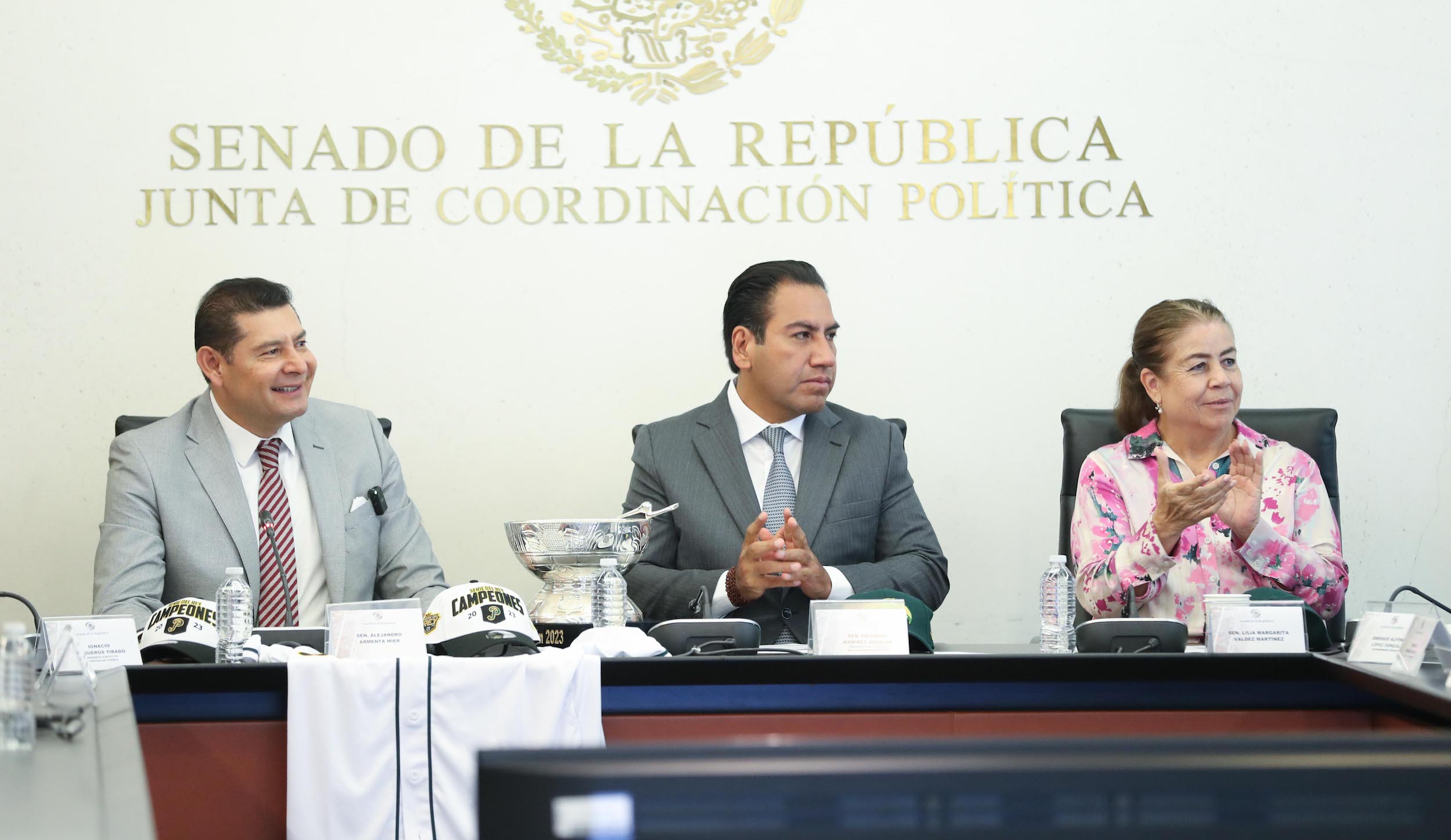 Entrega de reconocimientos al equipo de beiisbol Pericos de Puebla-